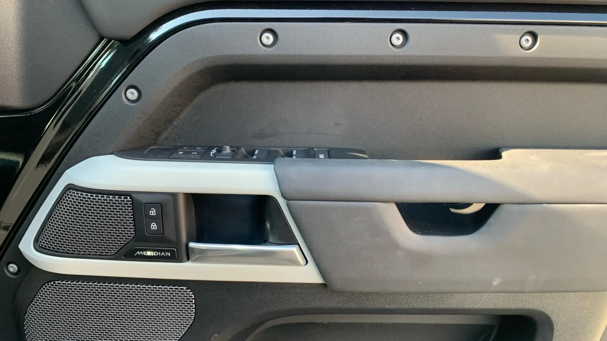 Land Rover Defender 110 Image 29