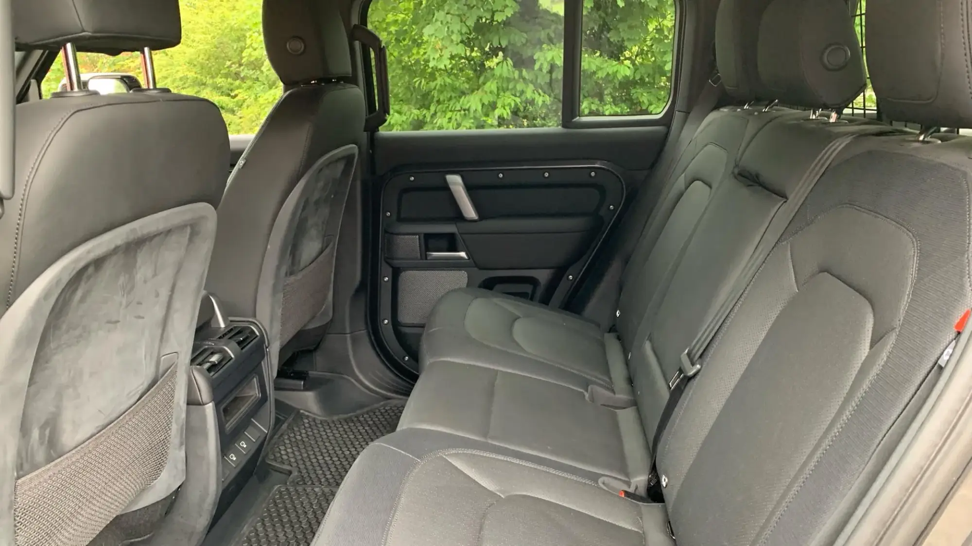 Land Rover Defender 110 Image 33