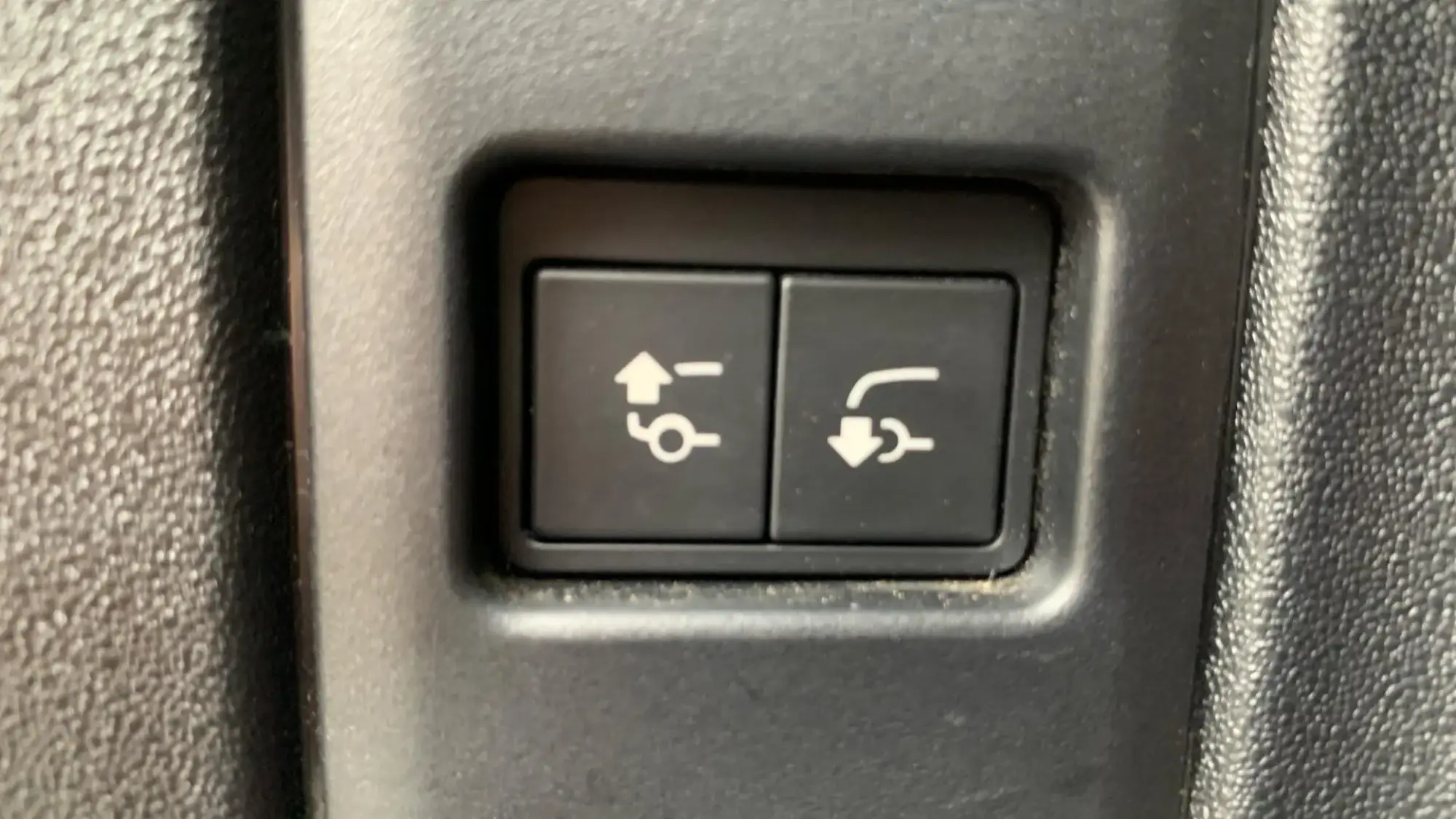 Land Rover Defender 110 Image 35