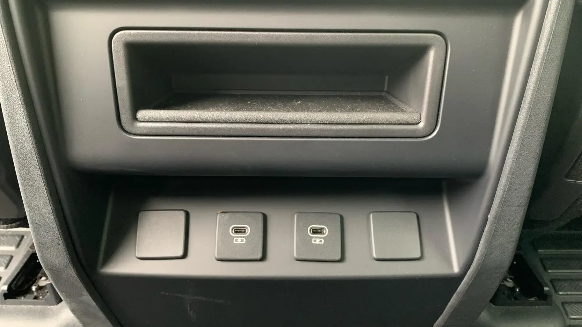 Land Rover Defender 110 Image 36