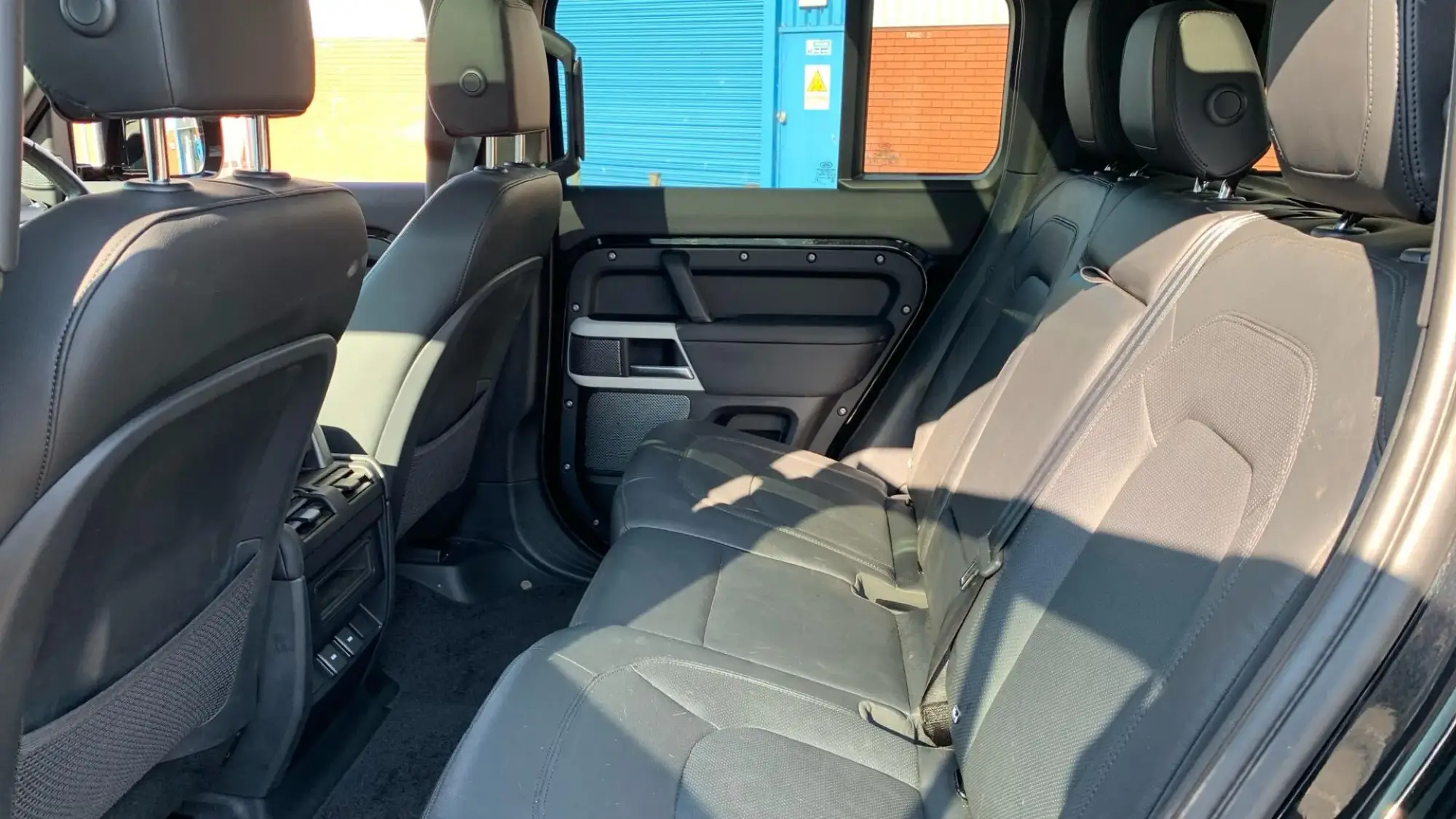 Land Rover Defender 110 Image 33