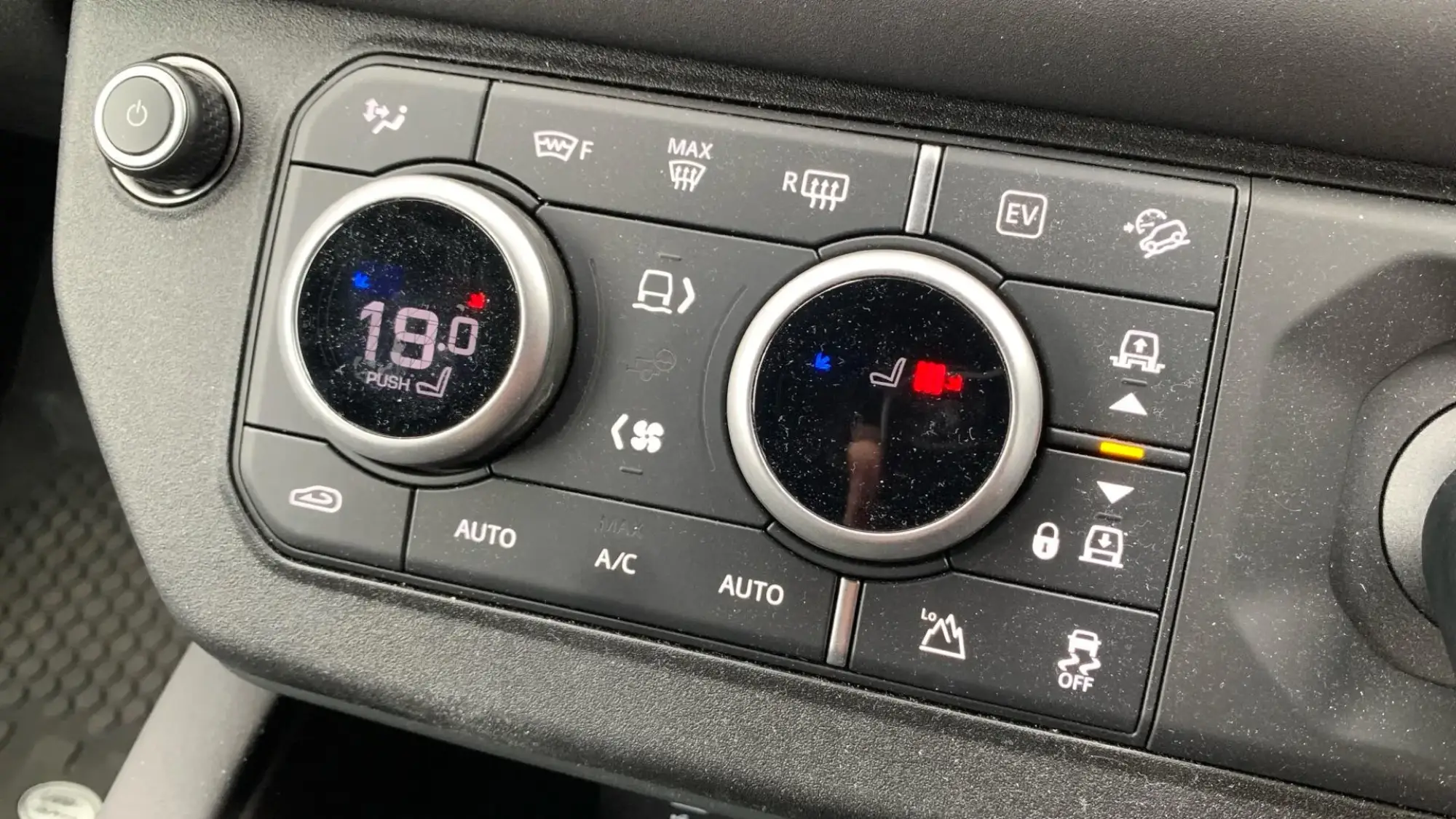 Land Rover Defender 110 Image 39