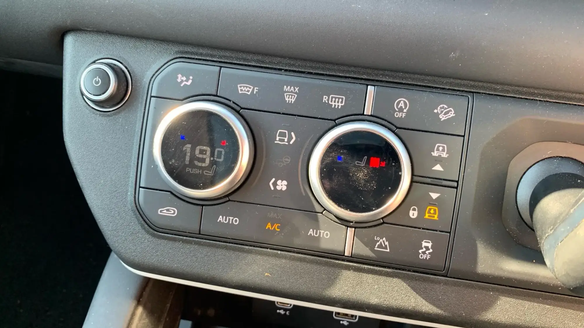 Land Rover Defender 110 Image 40