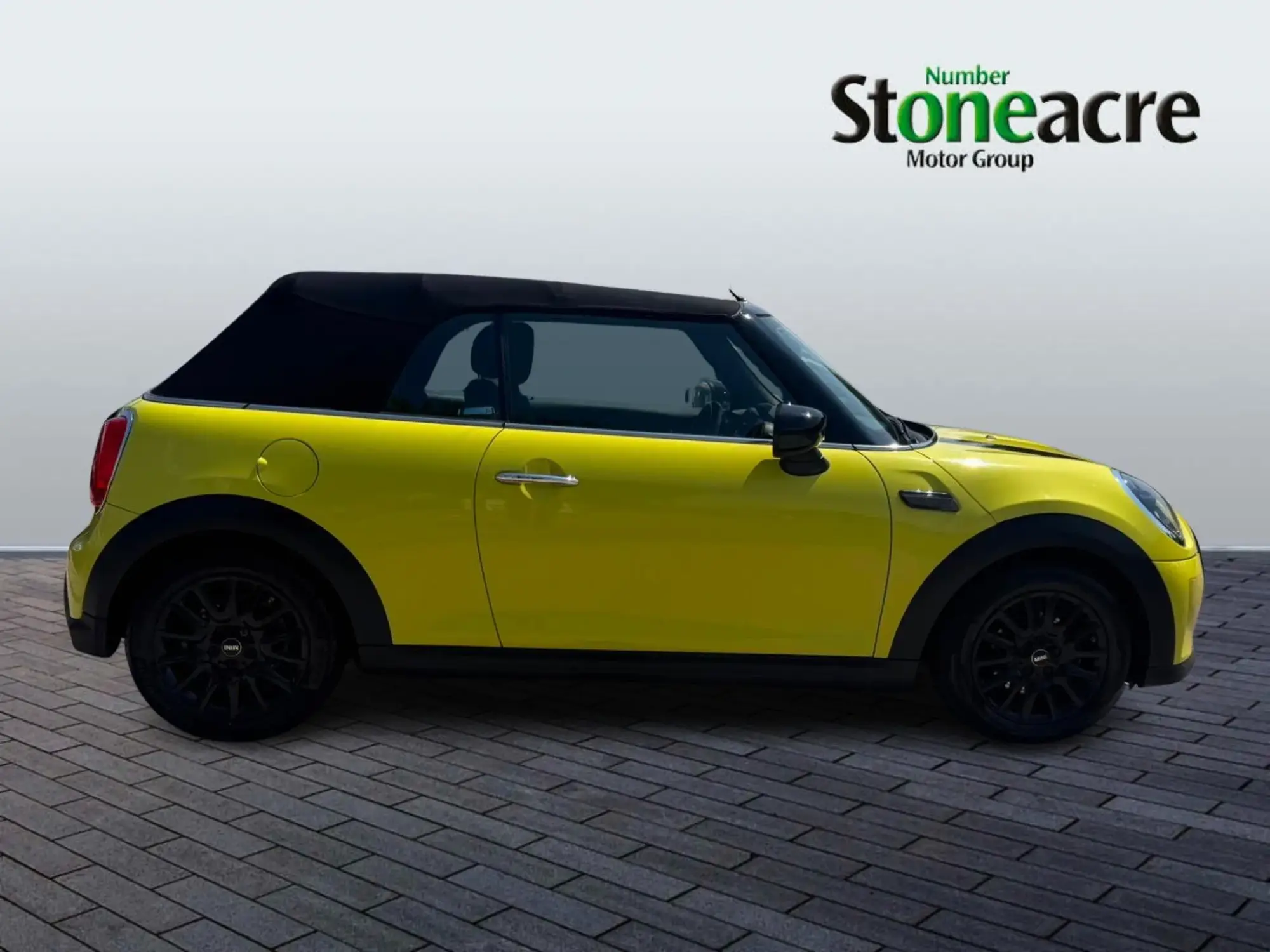 MINI Convertible Image 2
