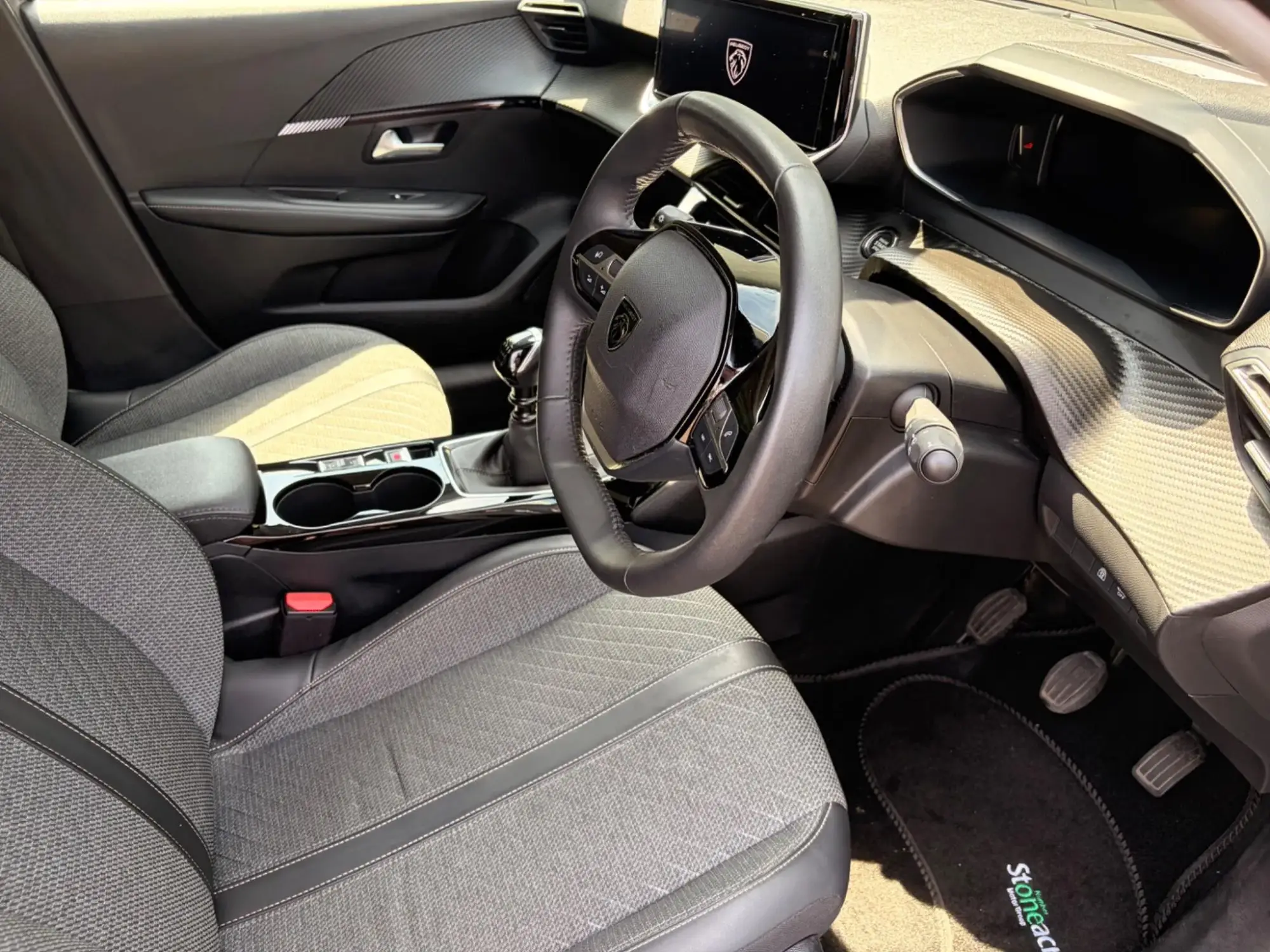 Peugeot 208 Image 12