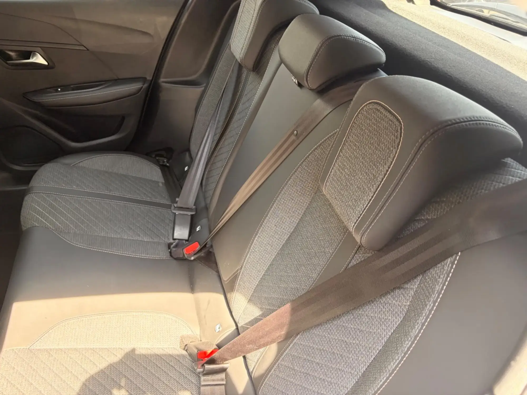 Peugeot 208 Image 13