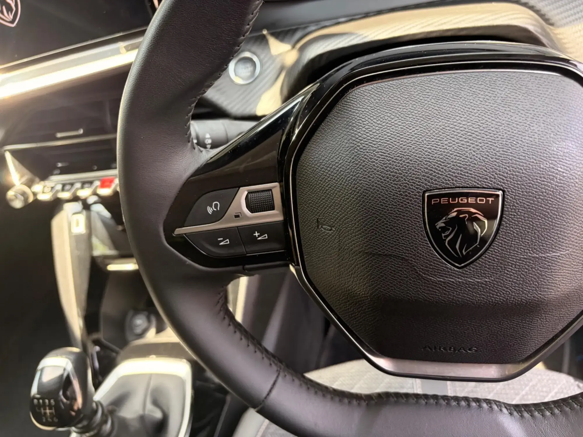Peugeot 208 Image 32