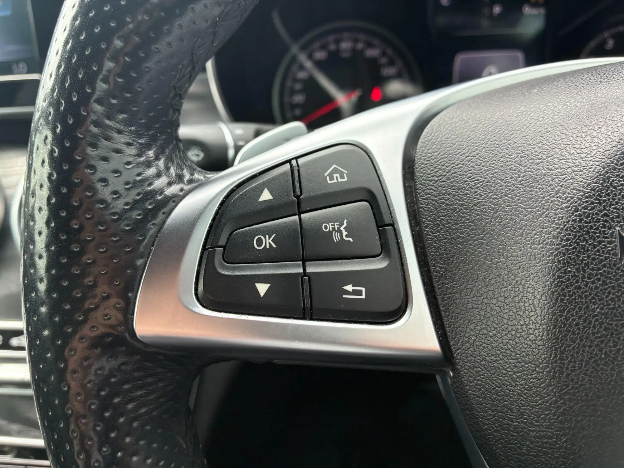 Mercedes-Benz C-Class Image 12