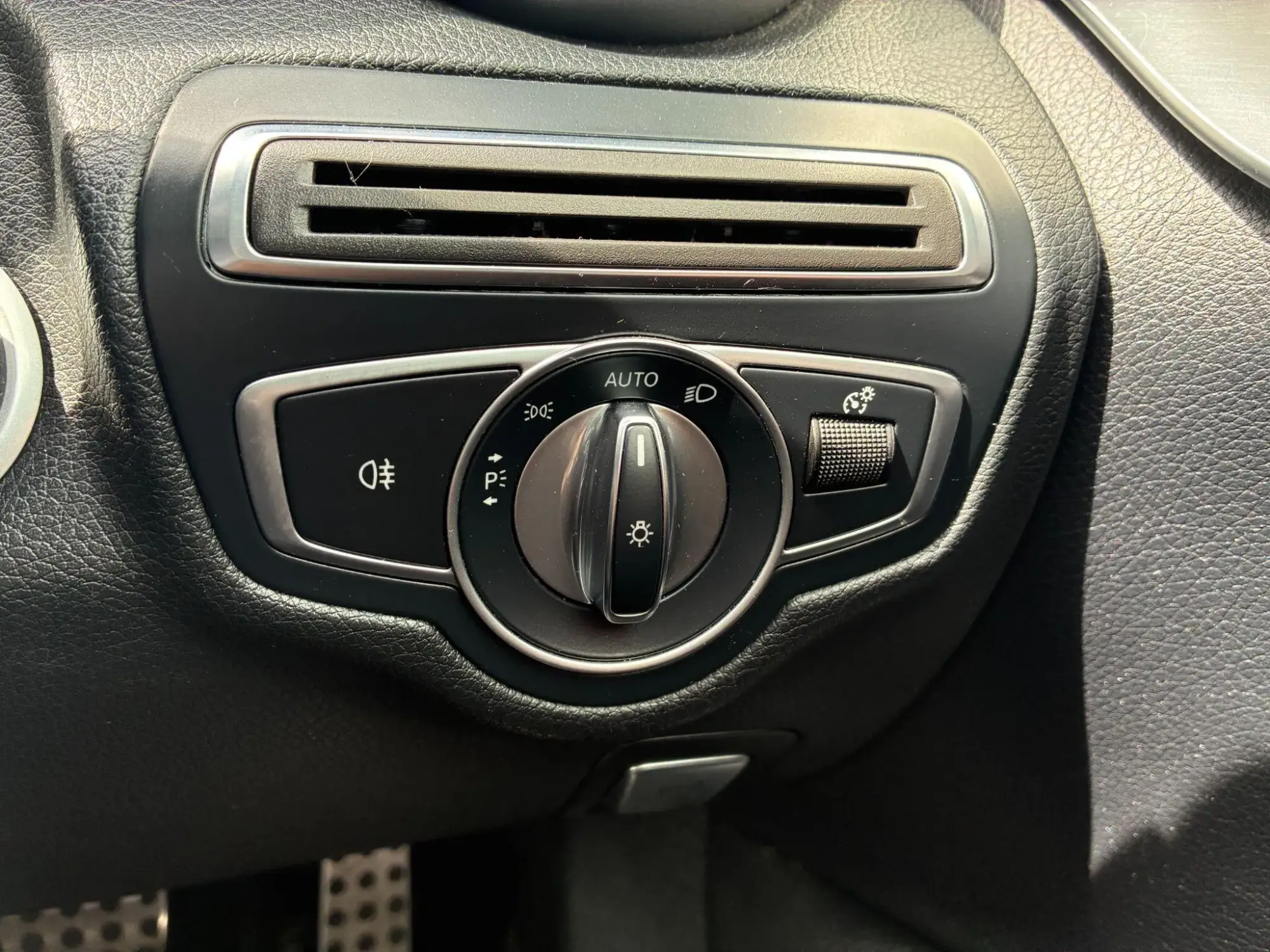 Mercedes-Benz C-Class Image 14