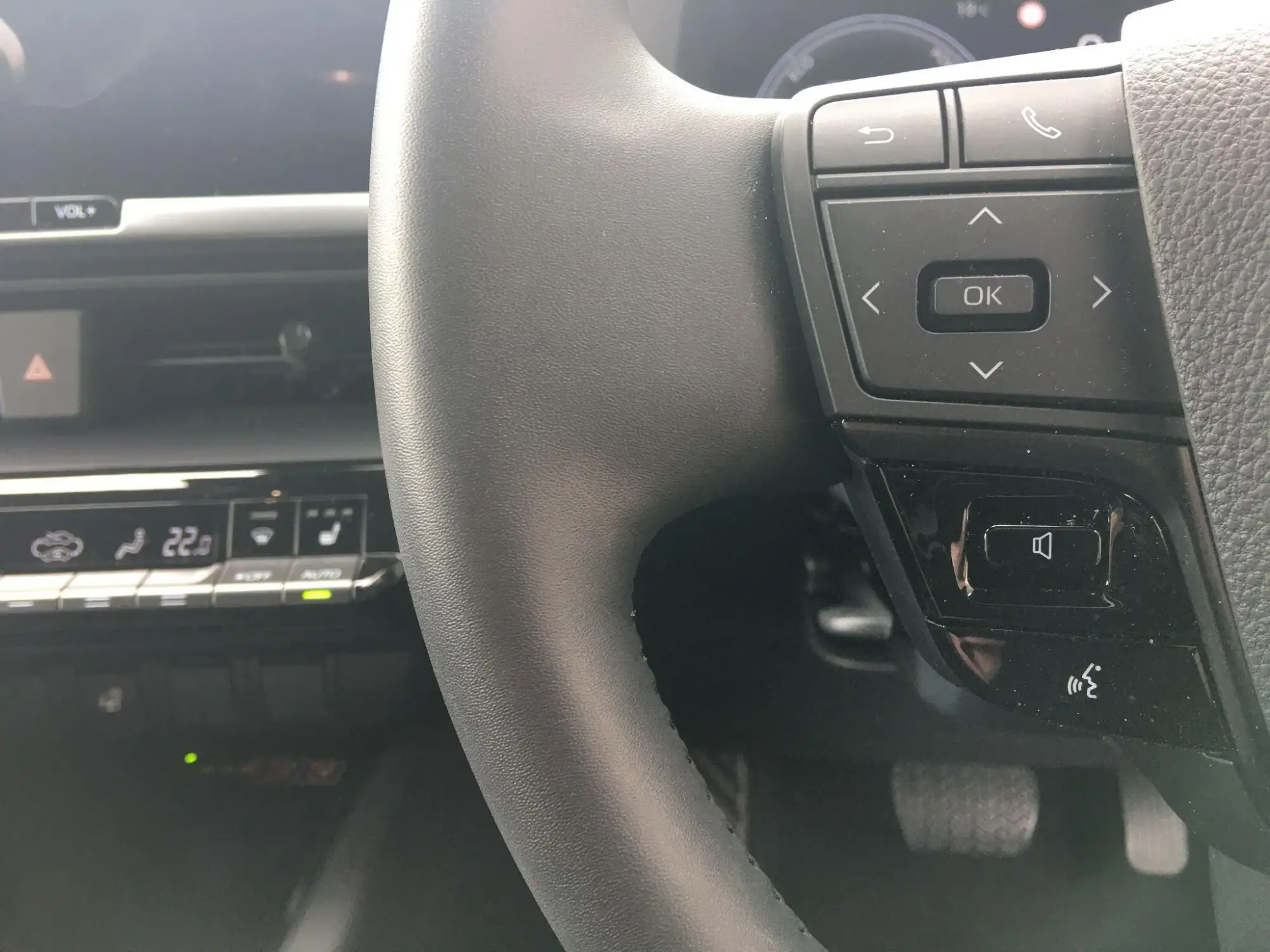 Toyota C-HR Plug-in Hybrid Image 30 Toyota C-HR Plug-in Hybrid Image 30