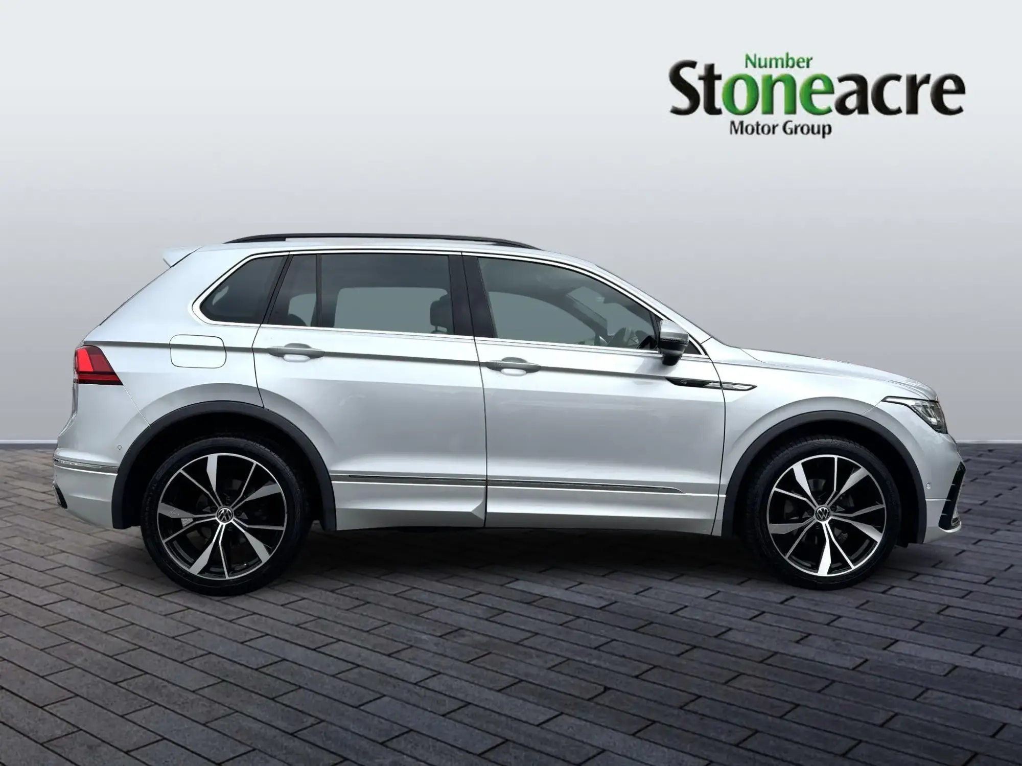Volkswagen Tiguan 2.0 TDI R-Line DSG Euro 6 (s/s) 5dr VN72OKG Image 2