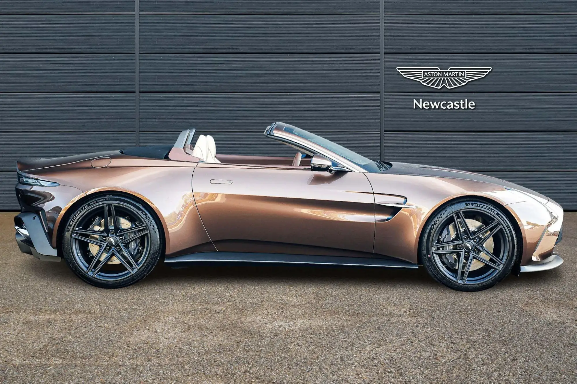 Aston Martin Vantage Roadster Image 4 Aston Martin Vantage Roadster Image 4