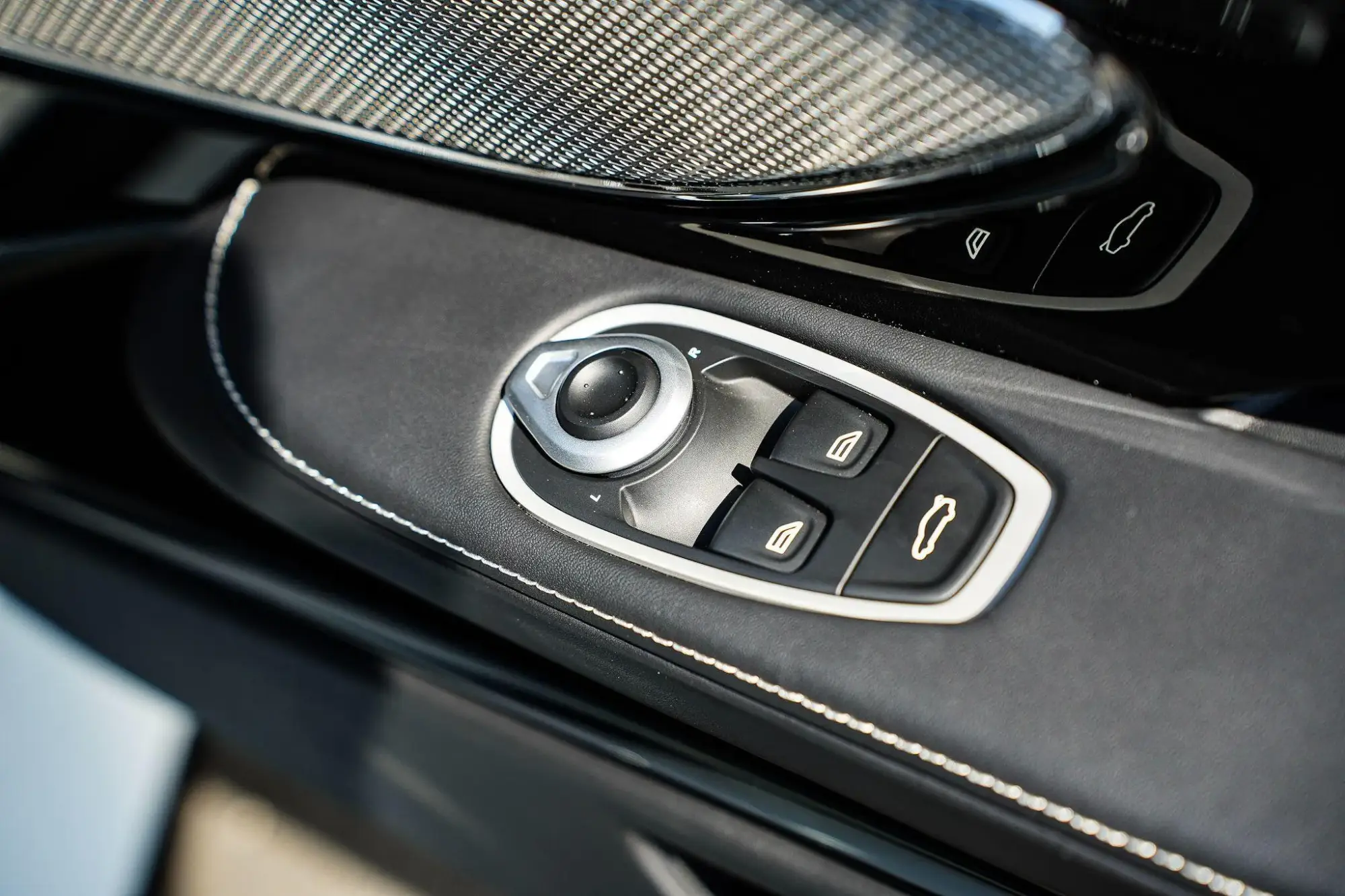 Aston Martin DB12 Image 30
