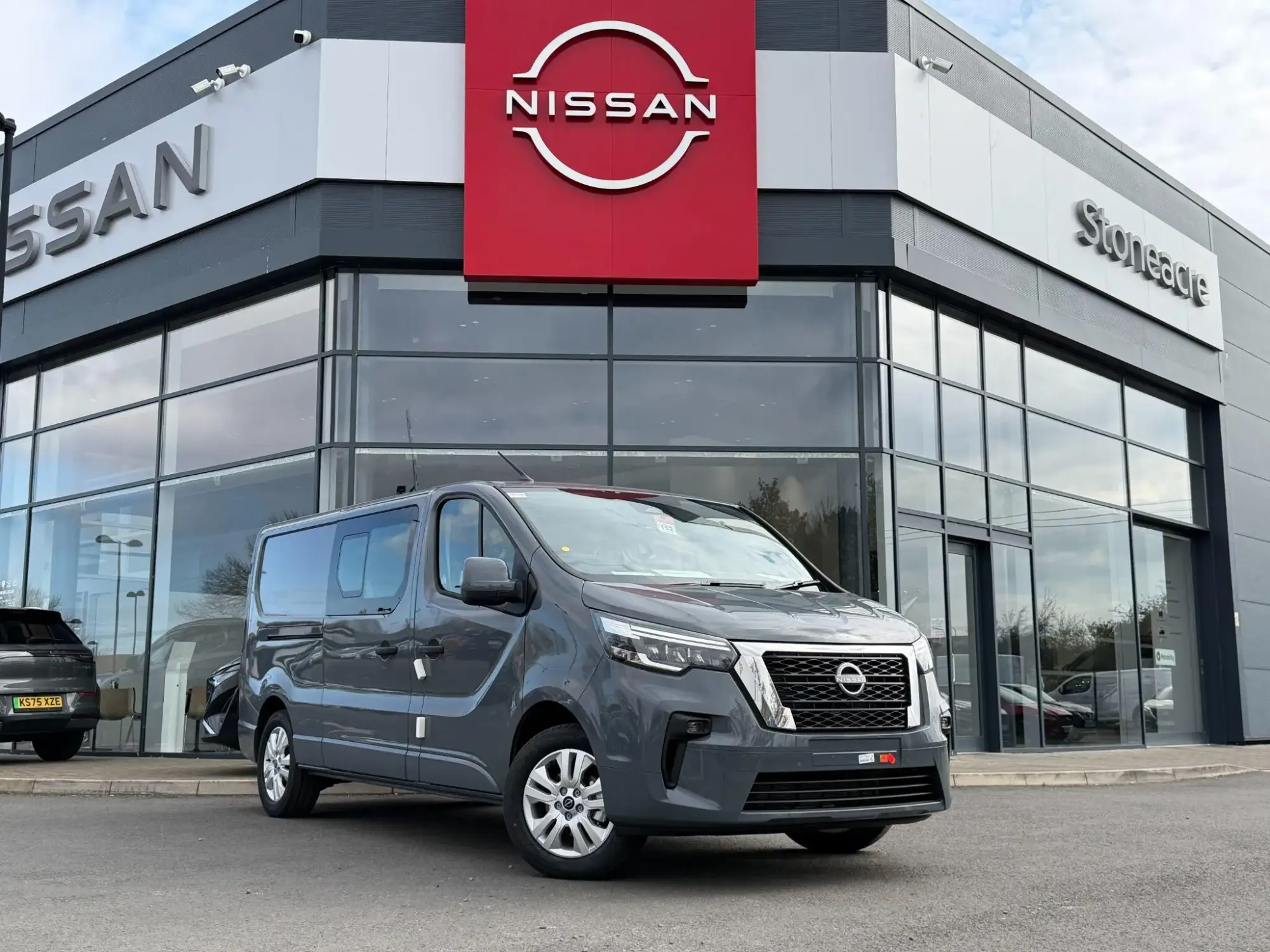 Nissan Primastar 2.0 dCi 30 Tekna Crew Van L2 H1 Euro 6 (s/s) 6dr FV26ZYA Image 1