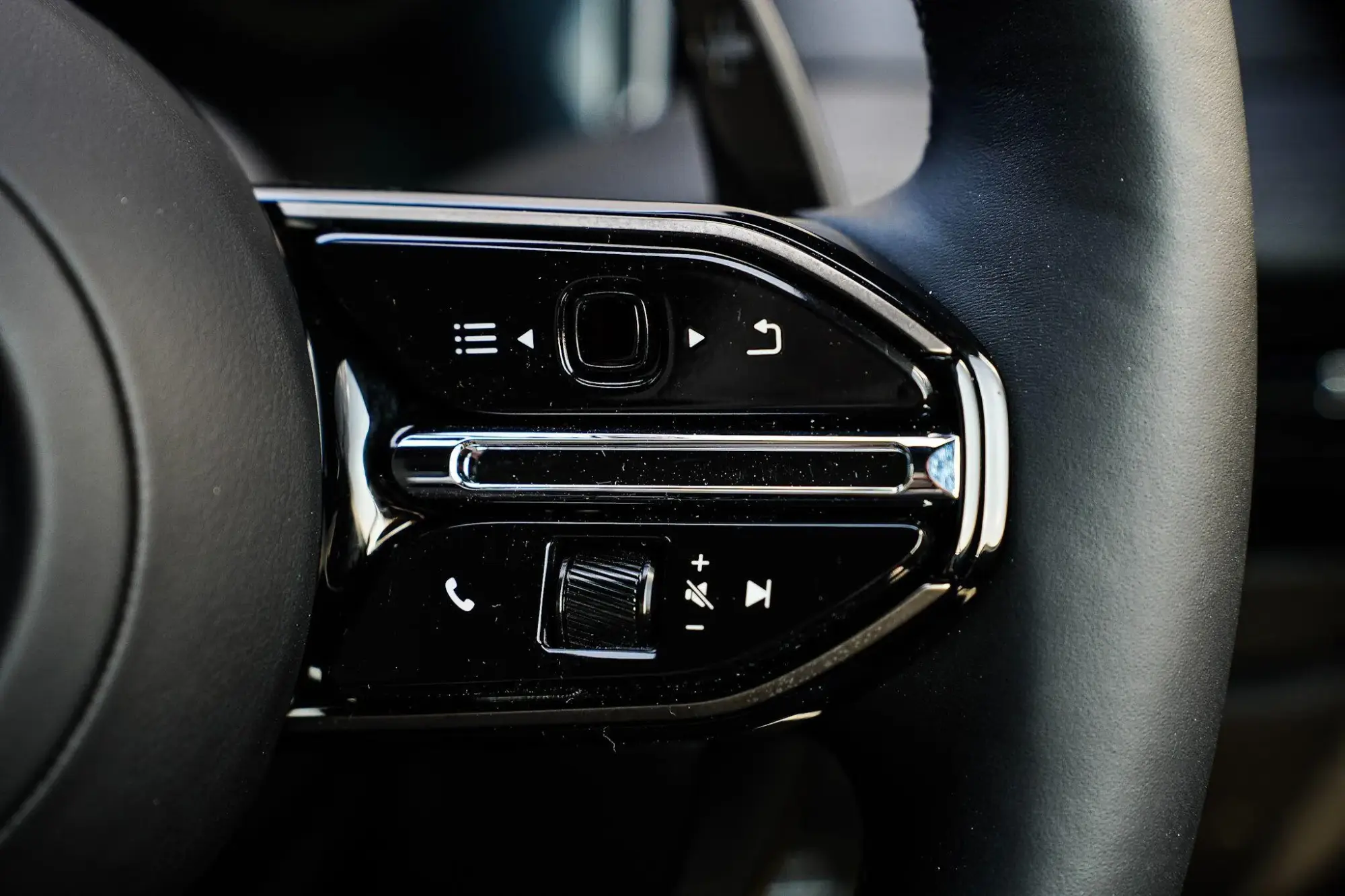 Aston Martin DB12 Image 15