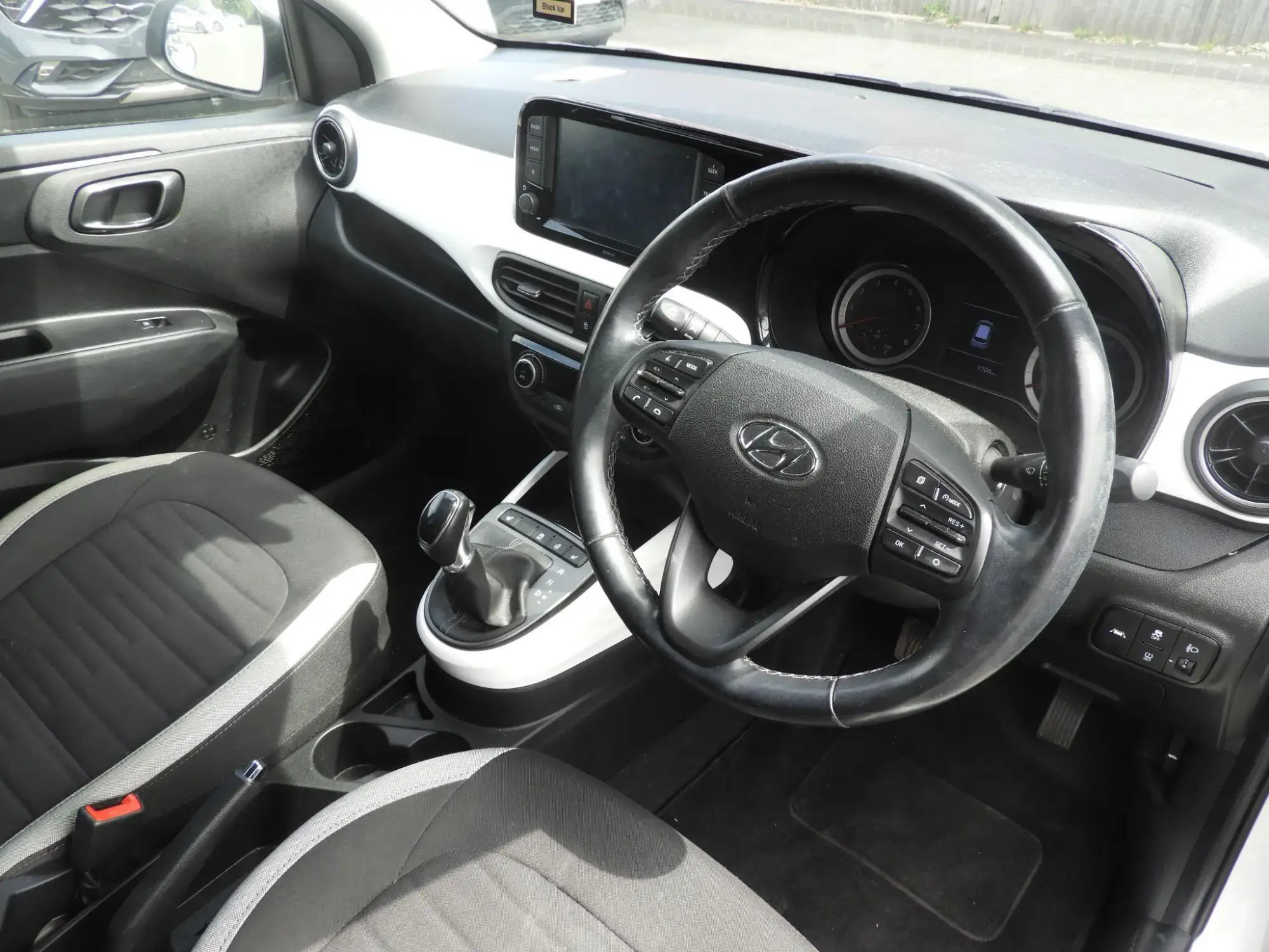 Hyundai i10 1.0 Premium Auto Euro 6 (s/s) 5dr BF22FXP Image 3