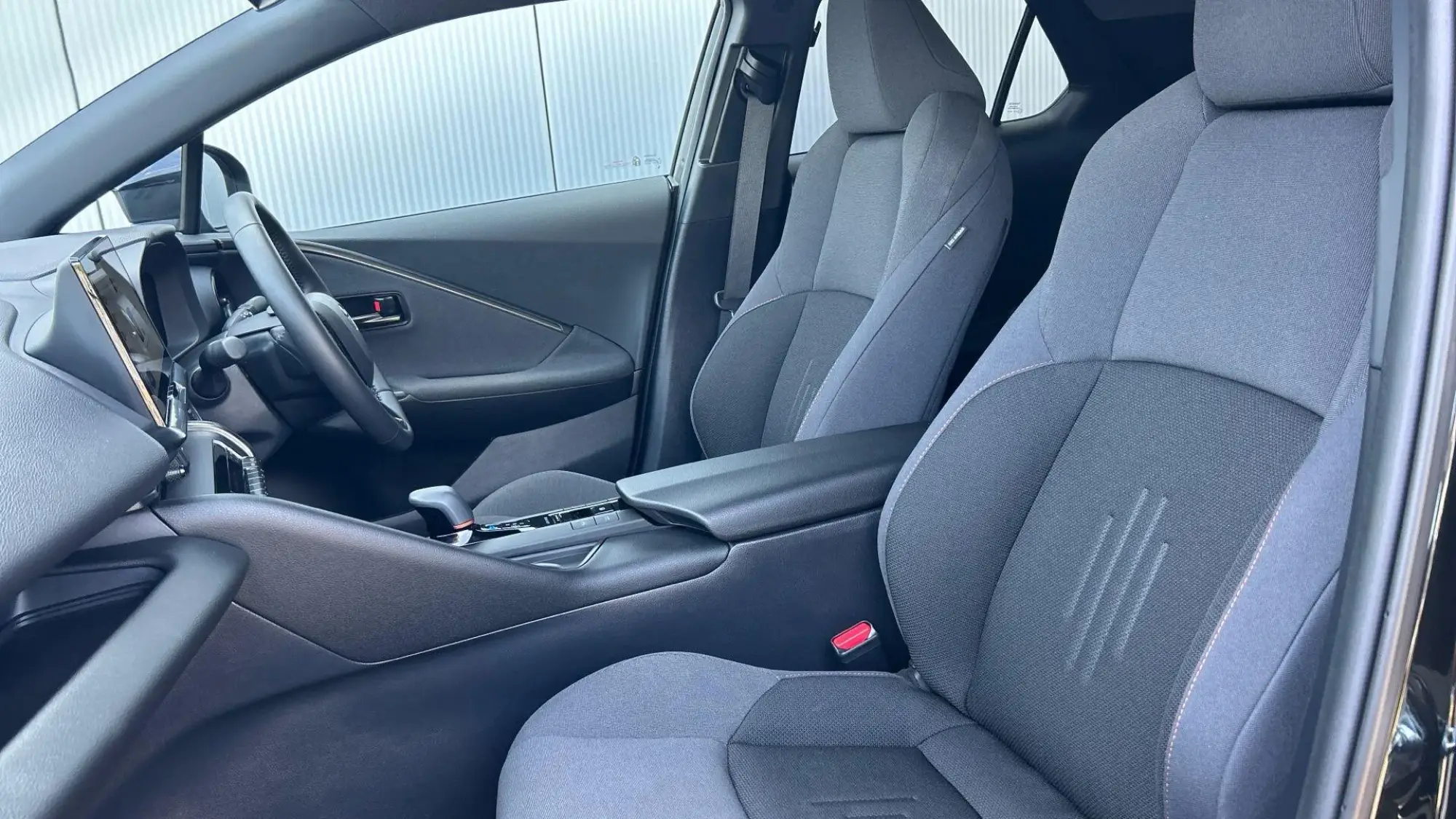 Toyota C-HR Plug-in Hybrid Image 14 Toyota C-HR Plug-in Hybrid Image 14