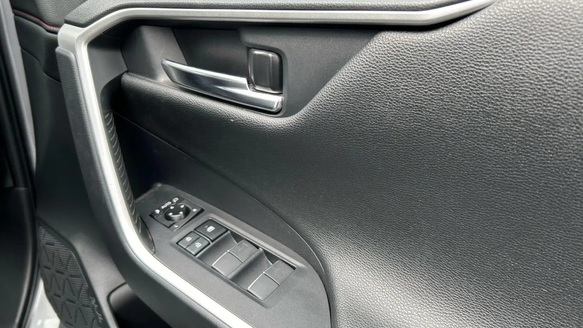 Toyota RAV4 Plug-in Hybrid Image 34 Toyota RAV4 Plug-in Hybrid Image 34