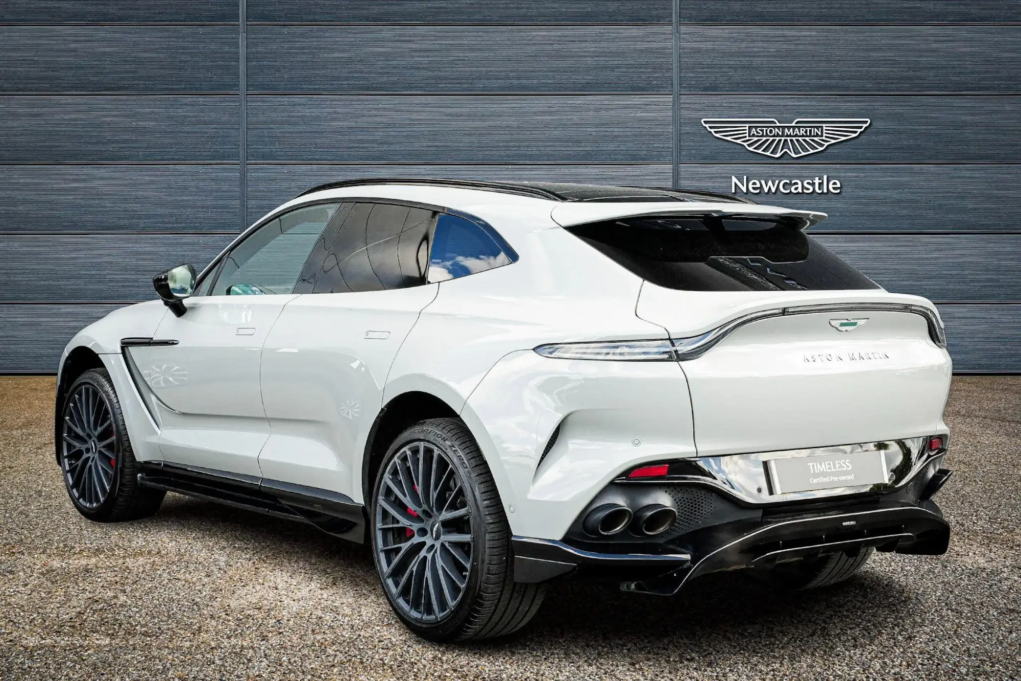 Aston Martin DBX Image 4
