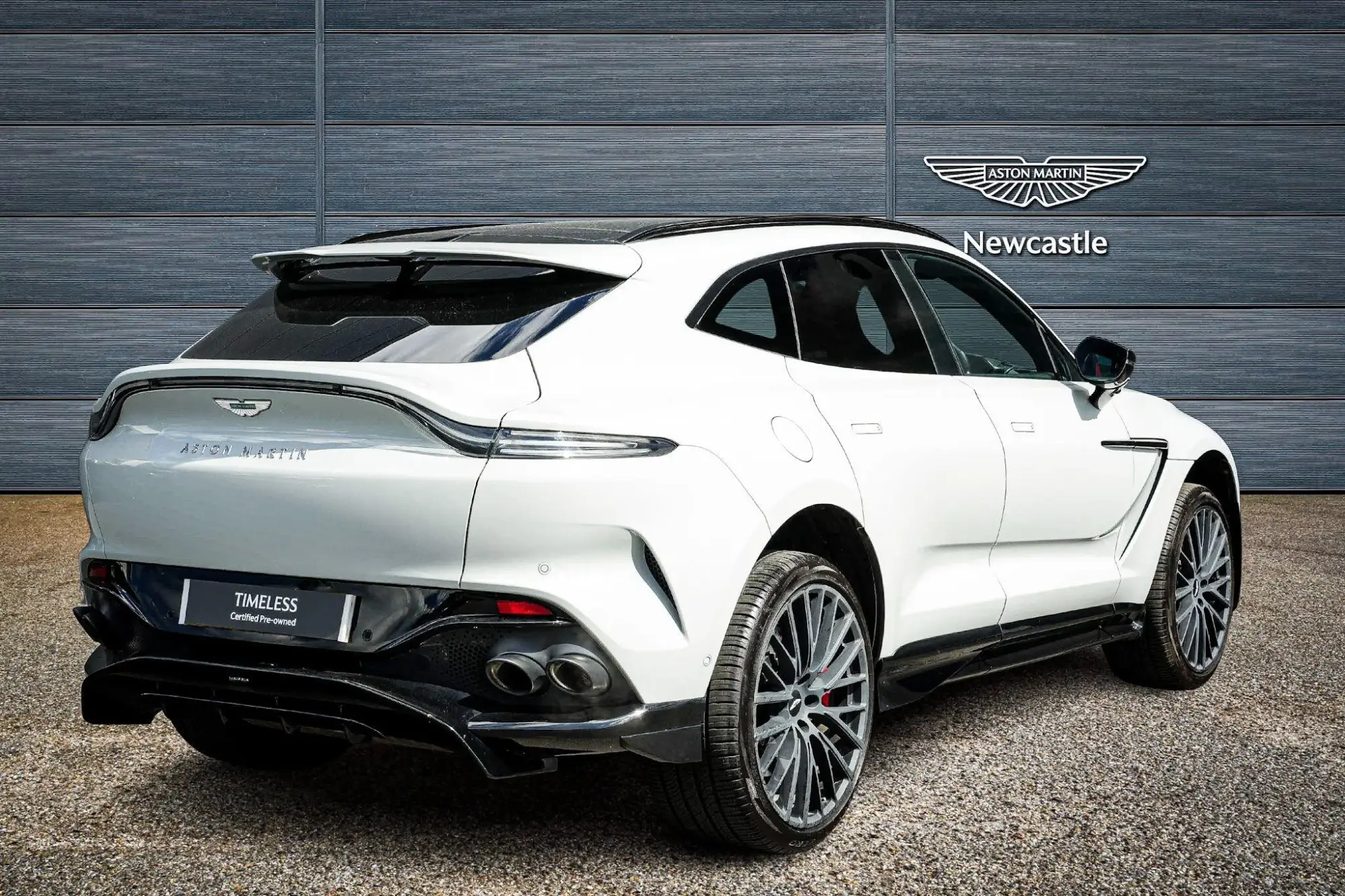 Aston Martin DBX Image 6