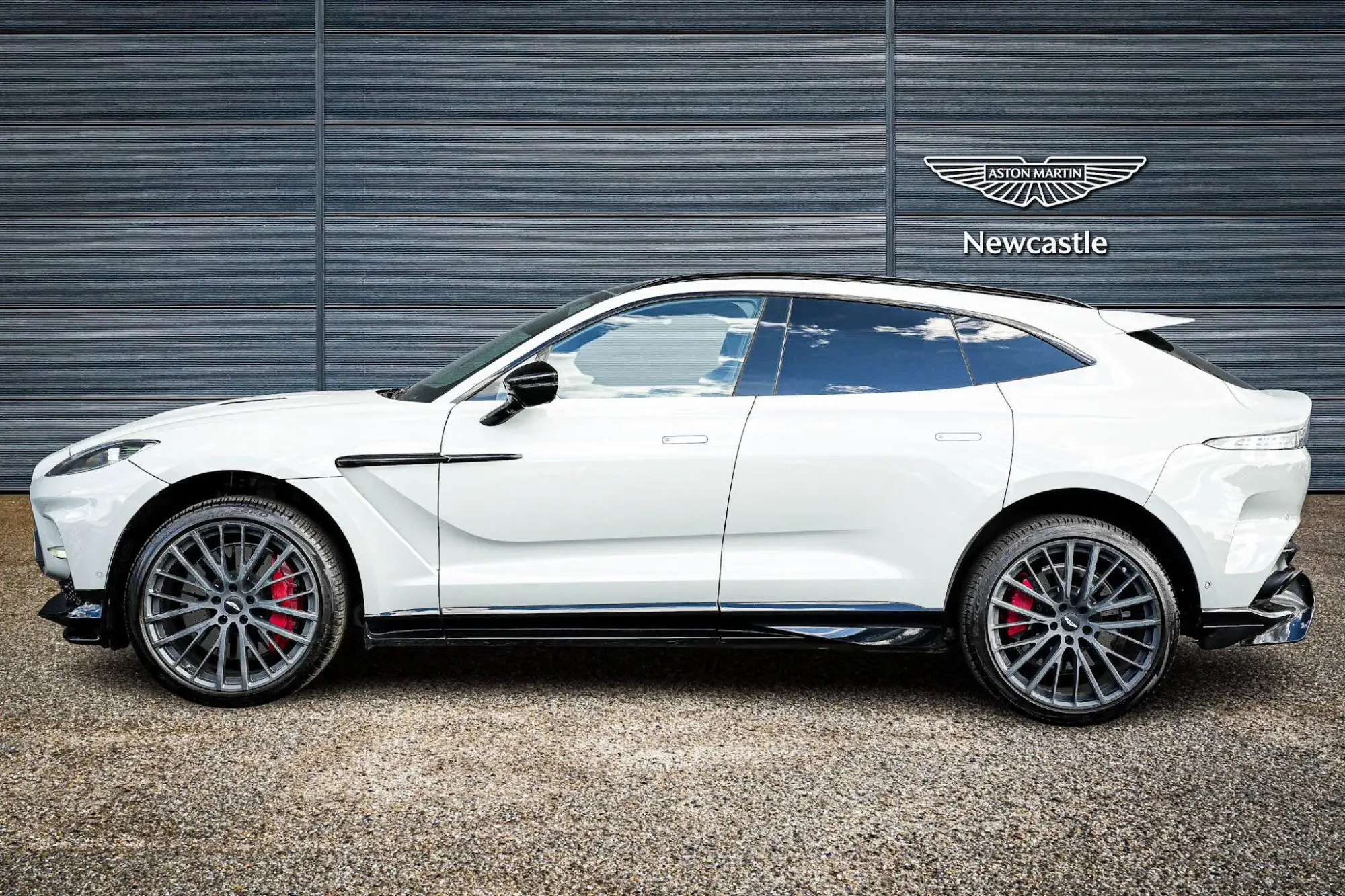 Aston Martin DBX Image 7