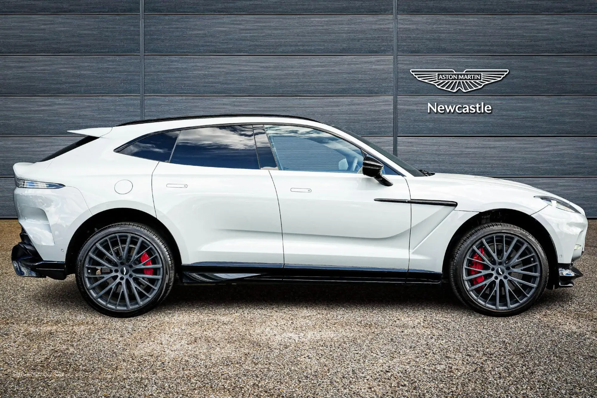 Aston Martin DBX Image 8