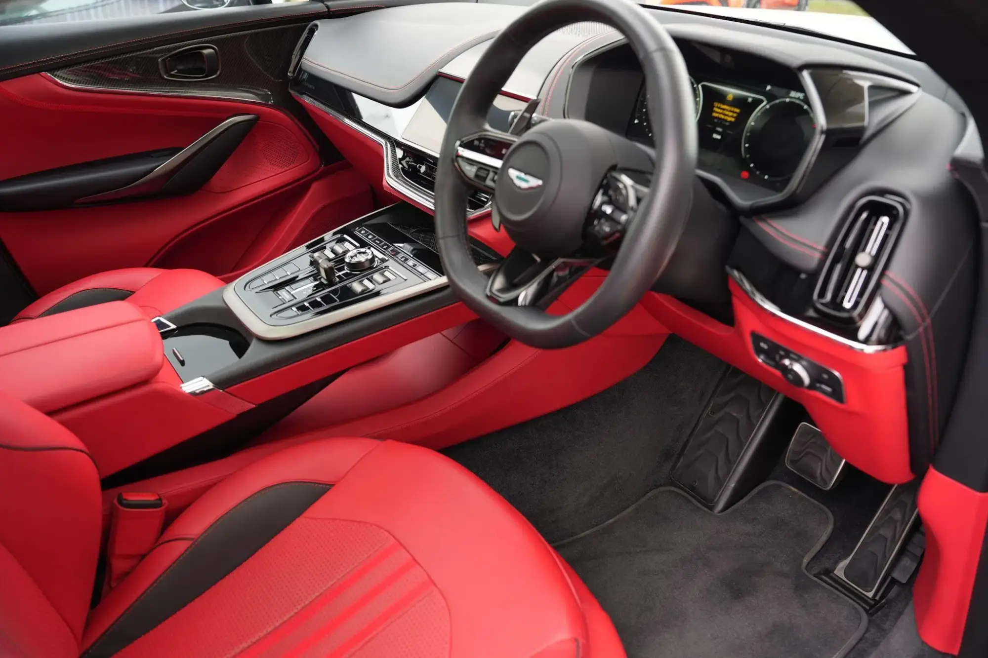 Aston Martin DBX Image 11