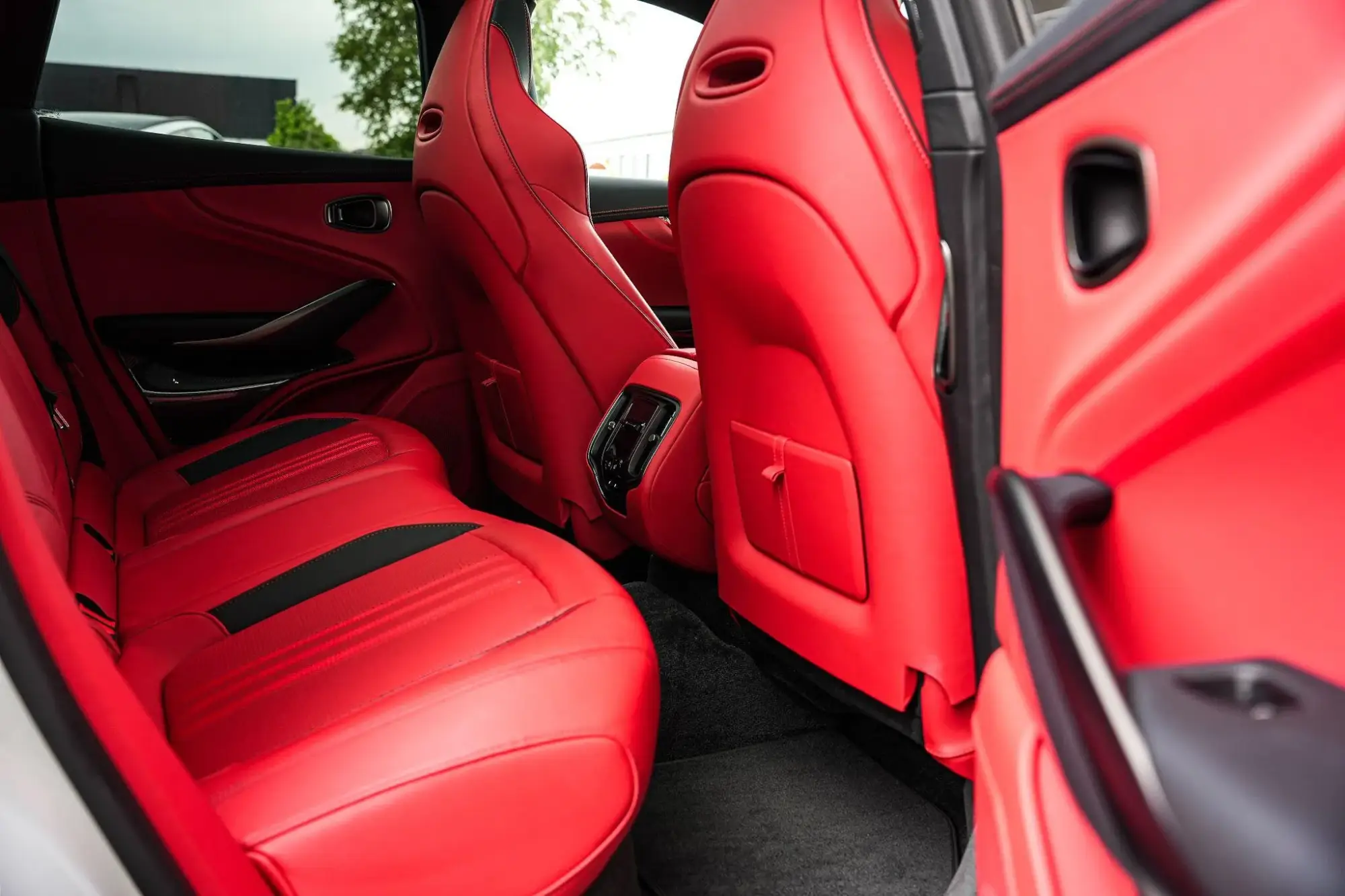 Aston Martin DBX Image 16