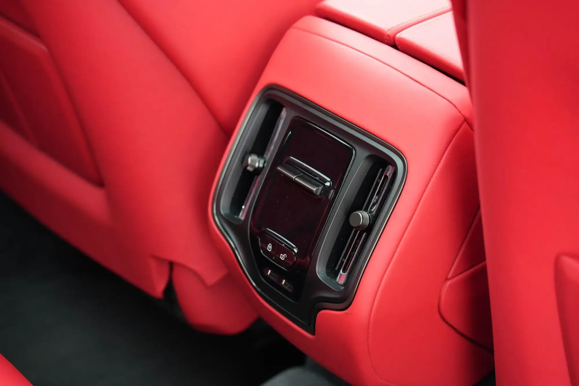 Aston Martin DBX Image 19