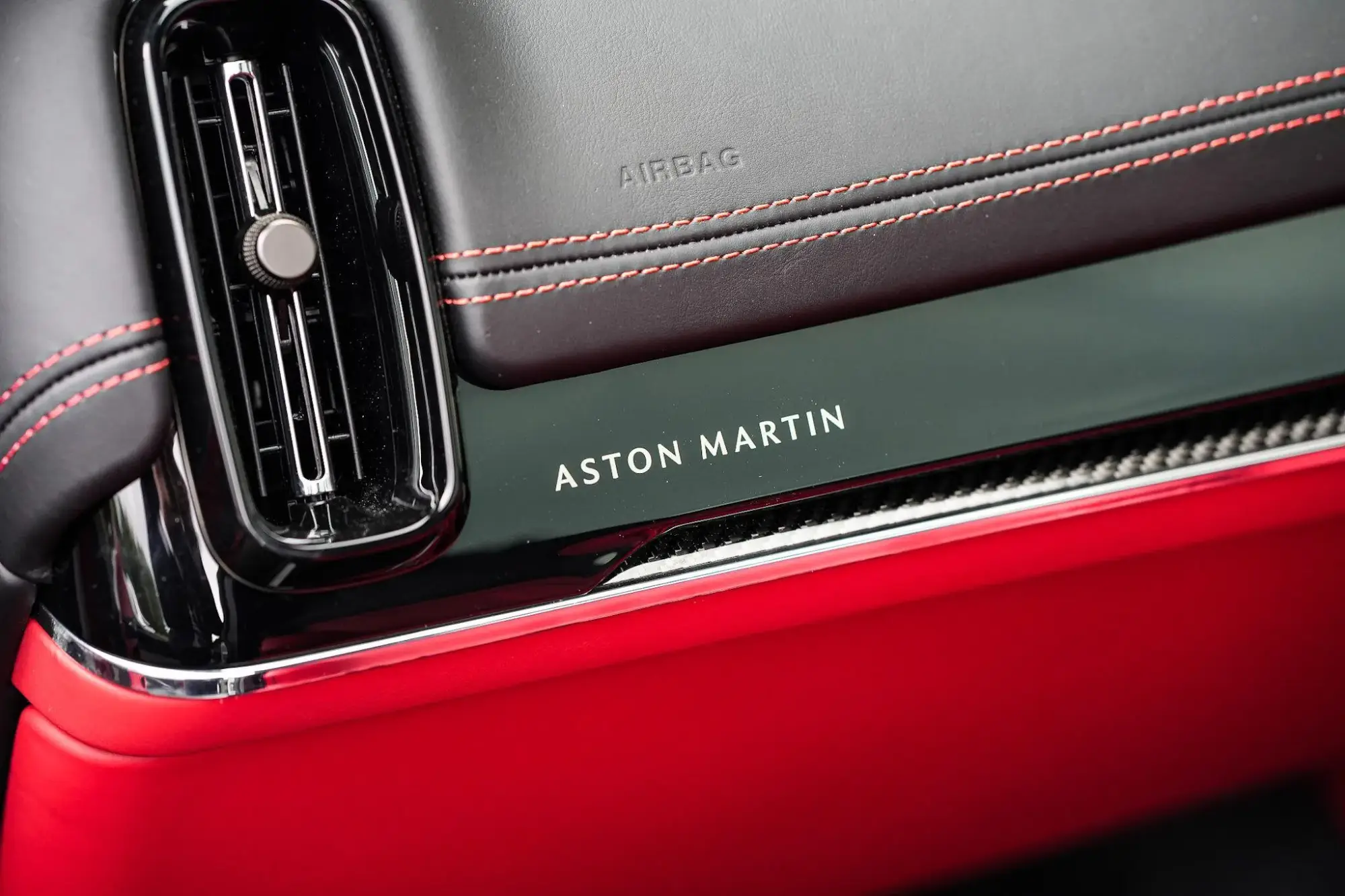 Aston Martin DBX Image 21
