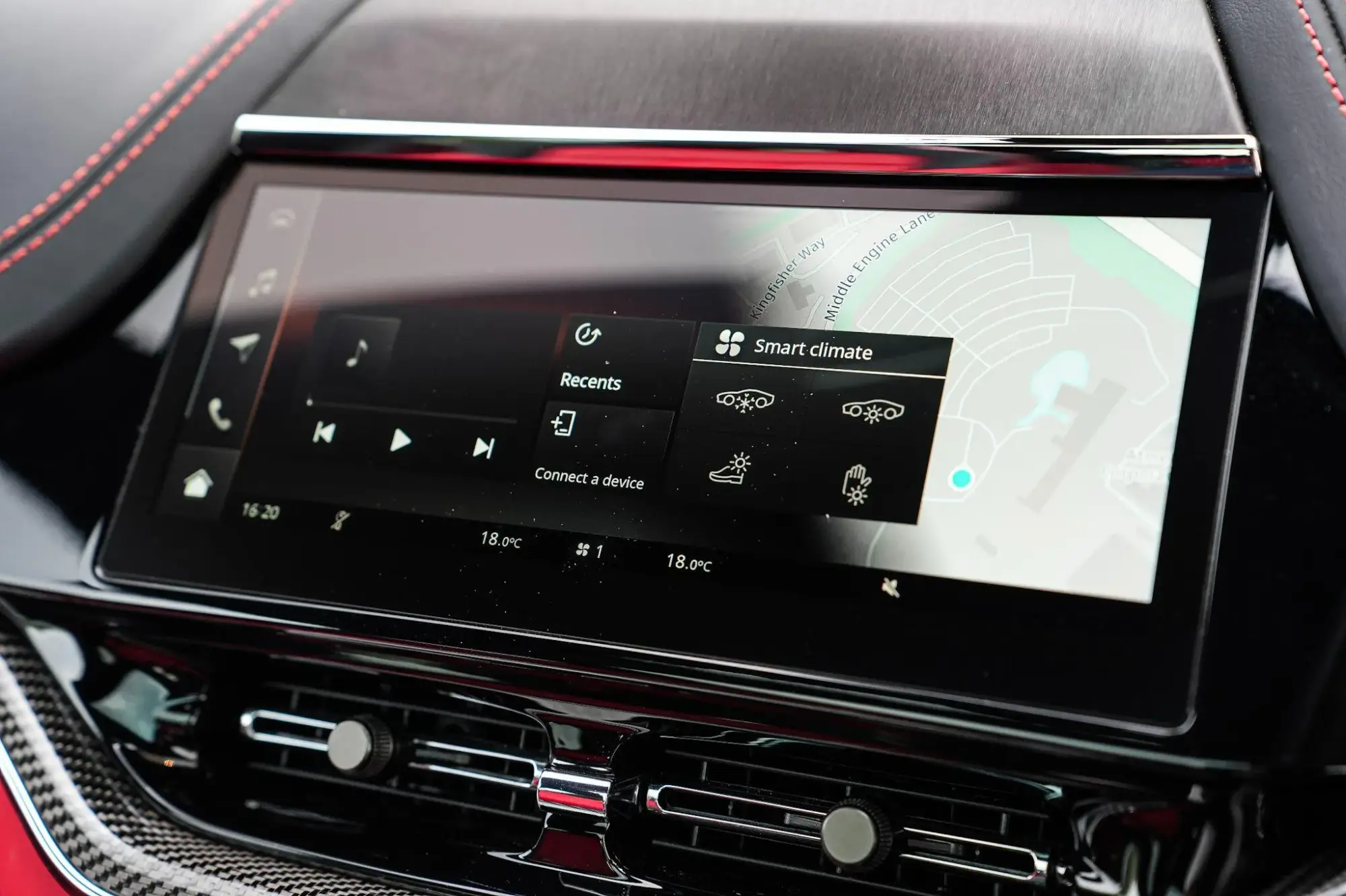 Aston Martin DBX Image 24