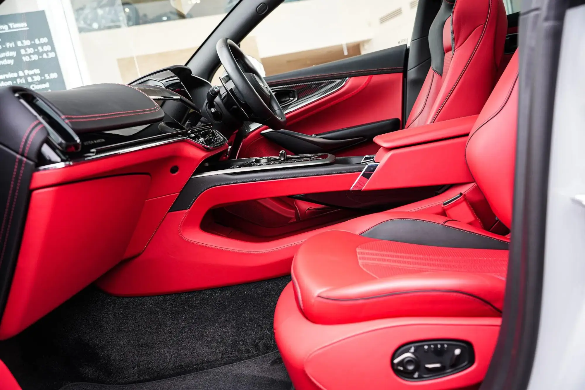 Aston Martin DBX Image 28