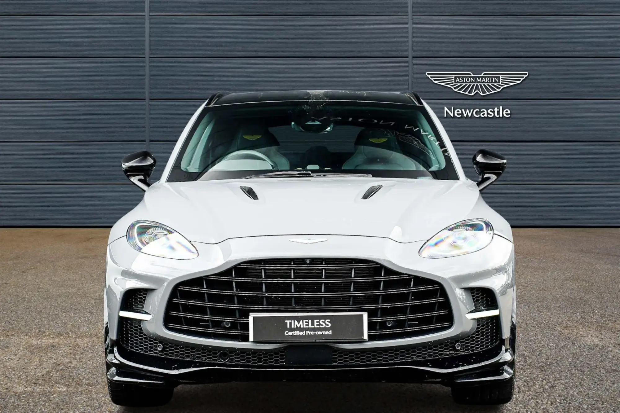 Aston Martin DBX Image 2