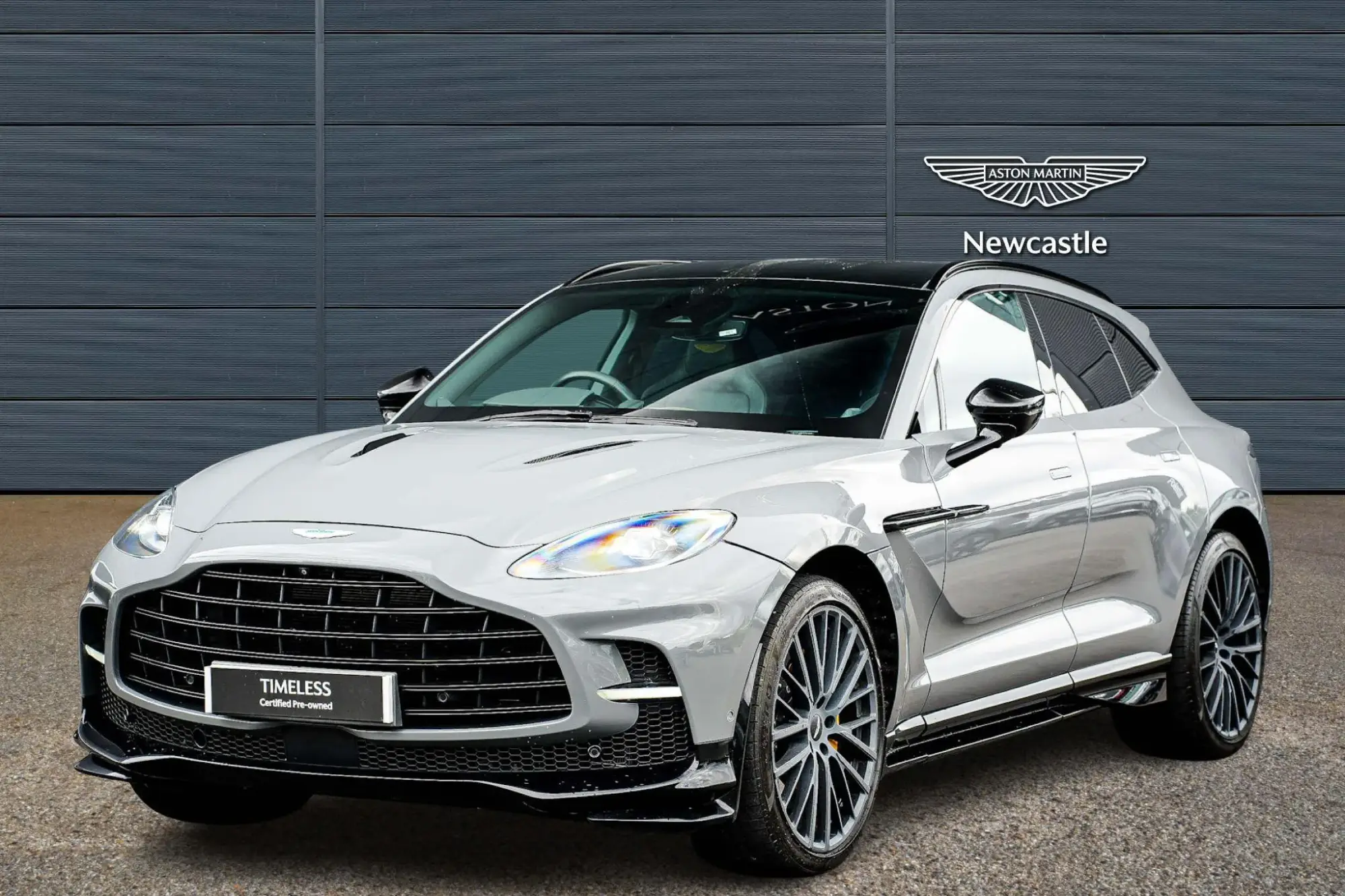 Aston Martin DBX Image 3