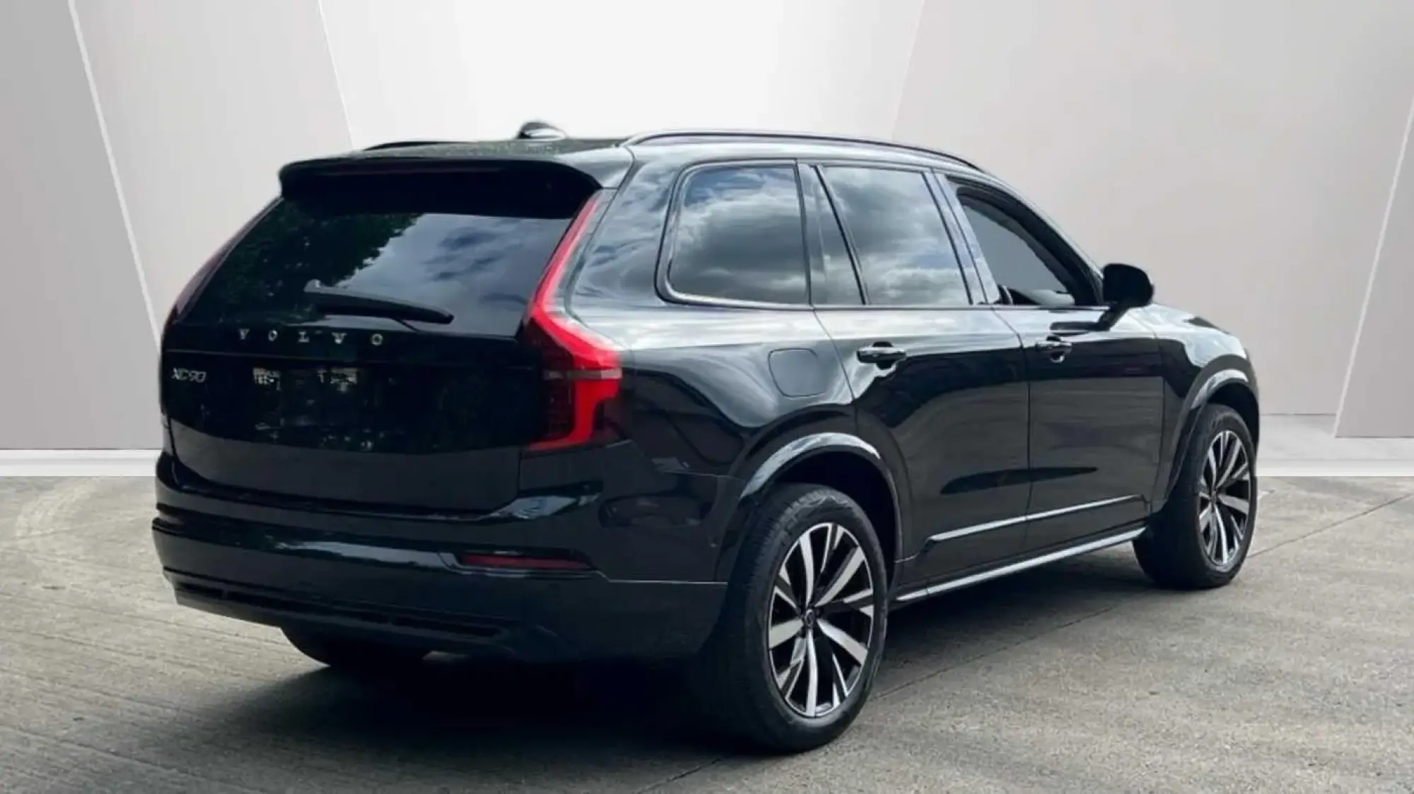 Volvo XC90 Plug-In Hybrid Image 2 Volvo XC90 Plug-In Hybrid Image 2