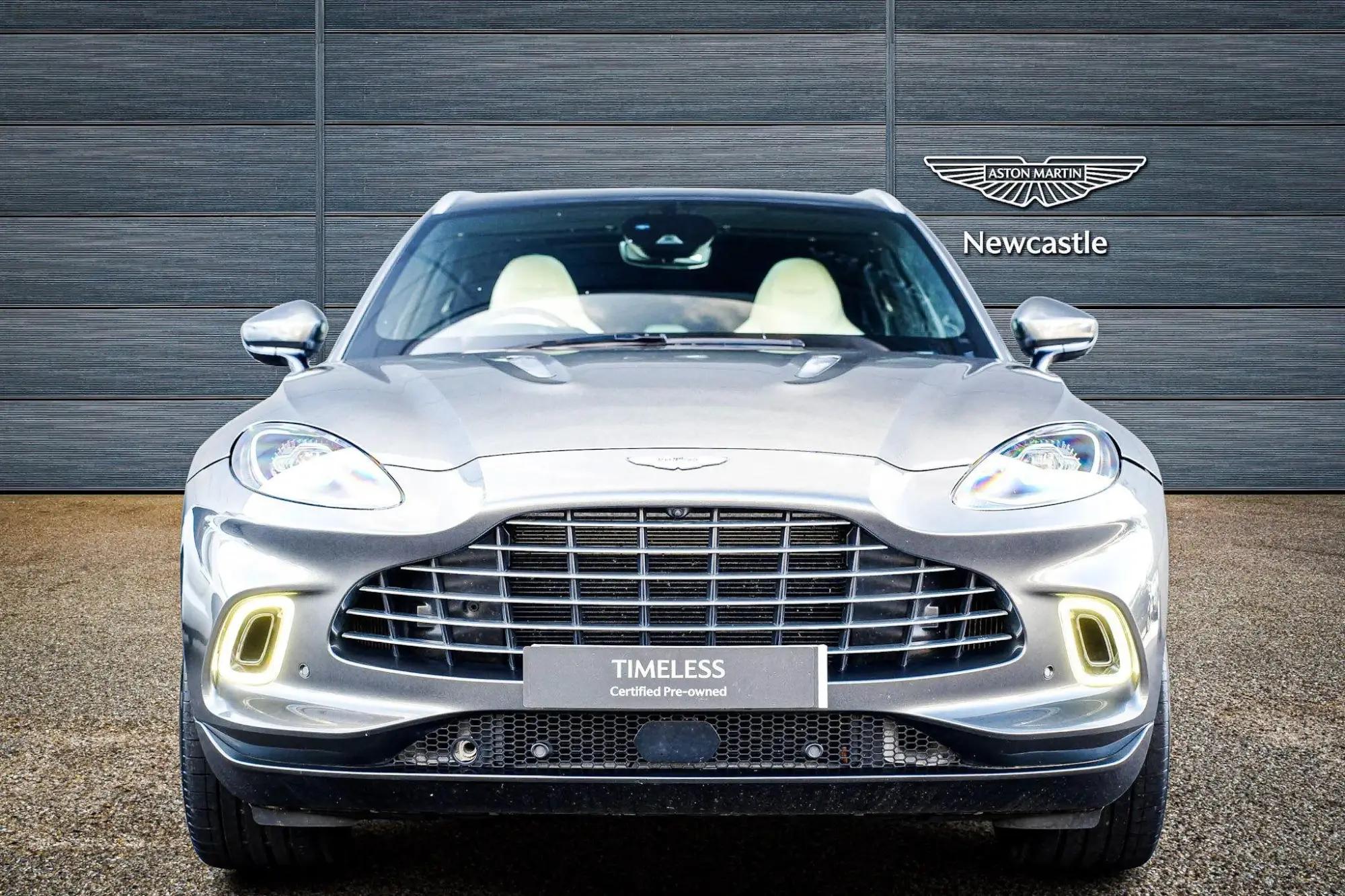 Aston Martin DBX Image 2