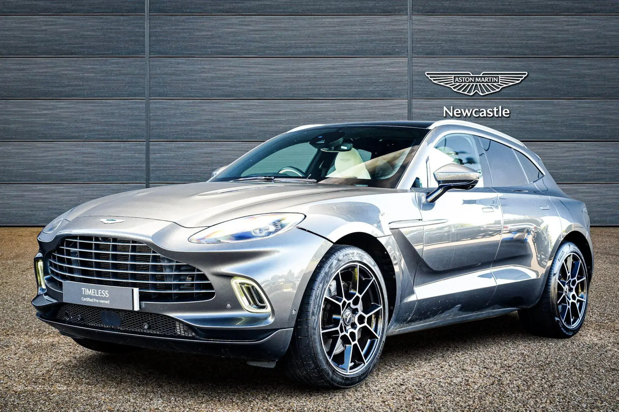 Aston Martin DBX Image 3