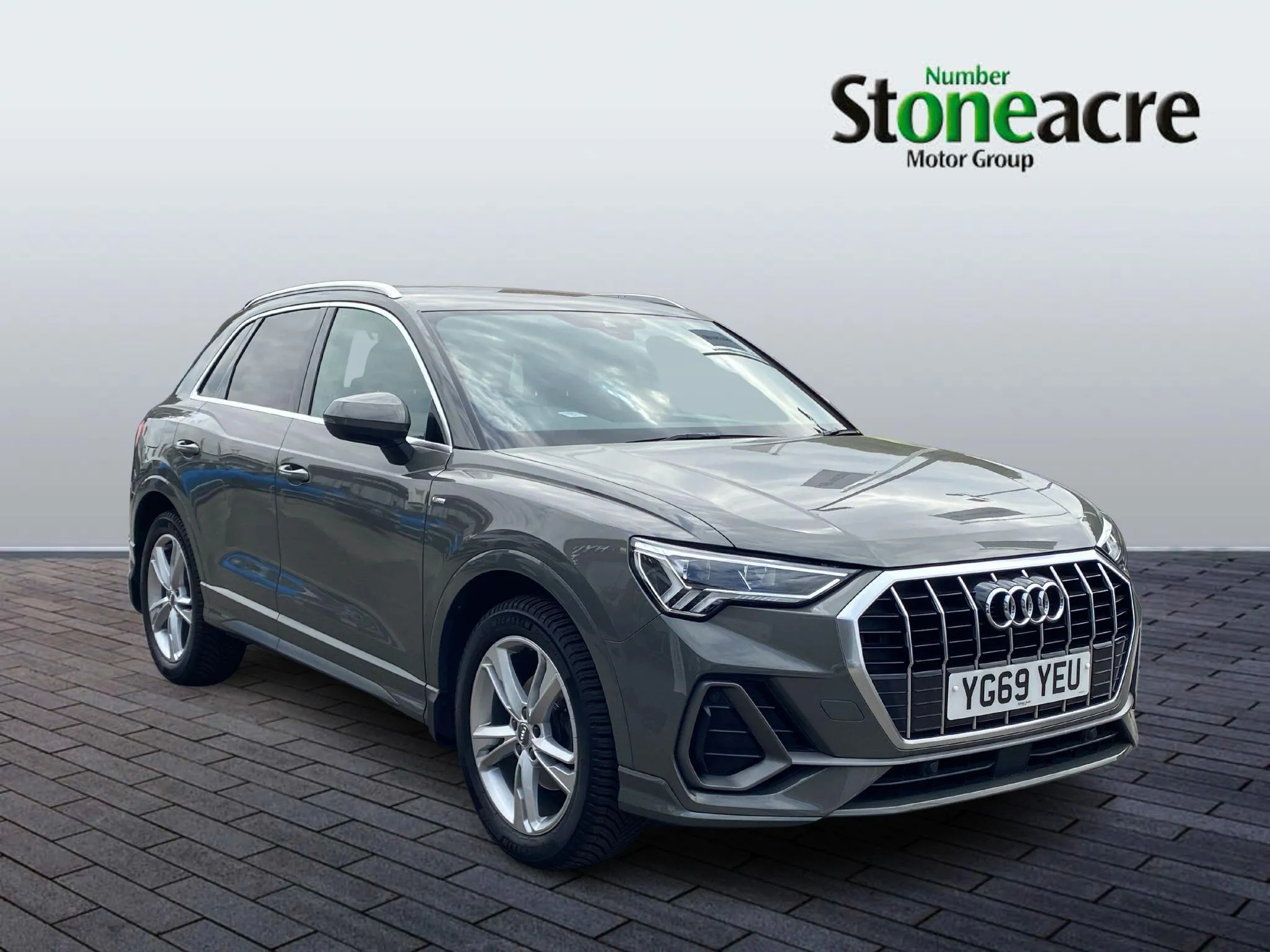 Audi Q3 listing photo