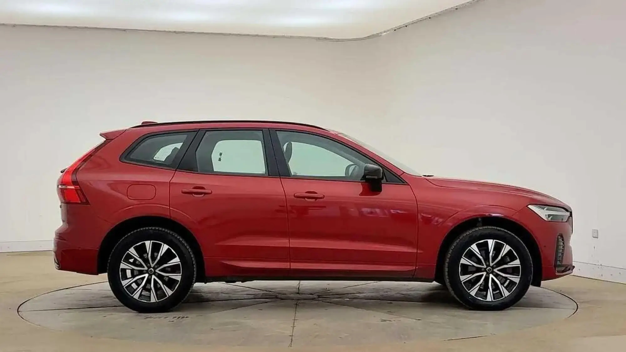 Volvo XC60 Plus (Dark) B4 AWD mild hybrid (Diesel) CF23OVS Image 2