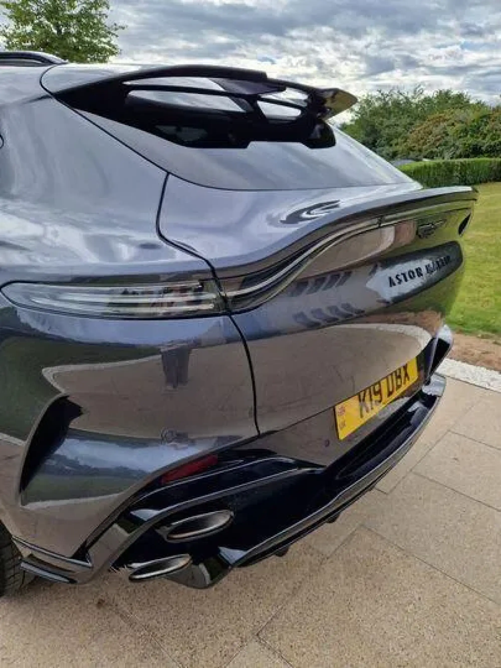 Aston Martin DBX Image 3
