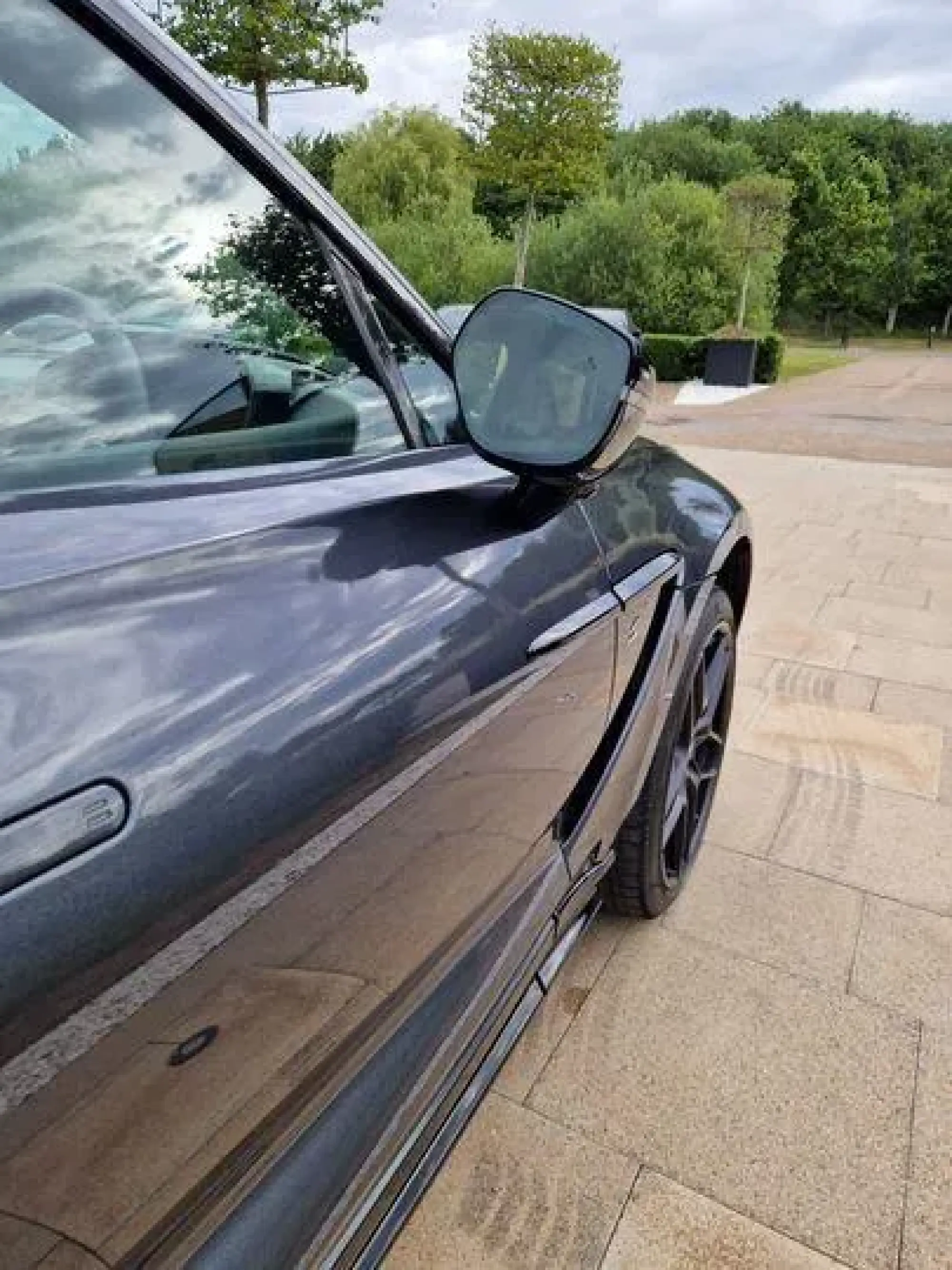 Aston Martin DBX Image 7