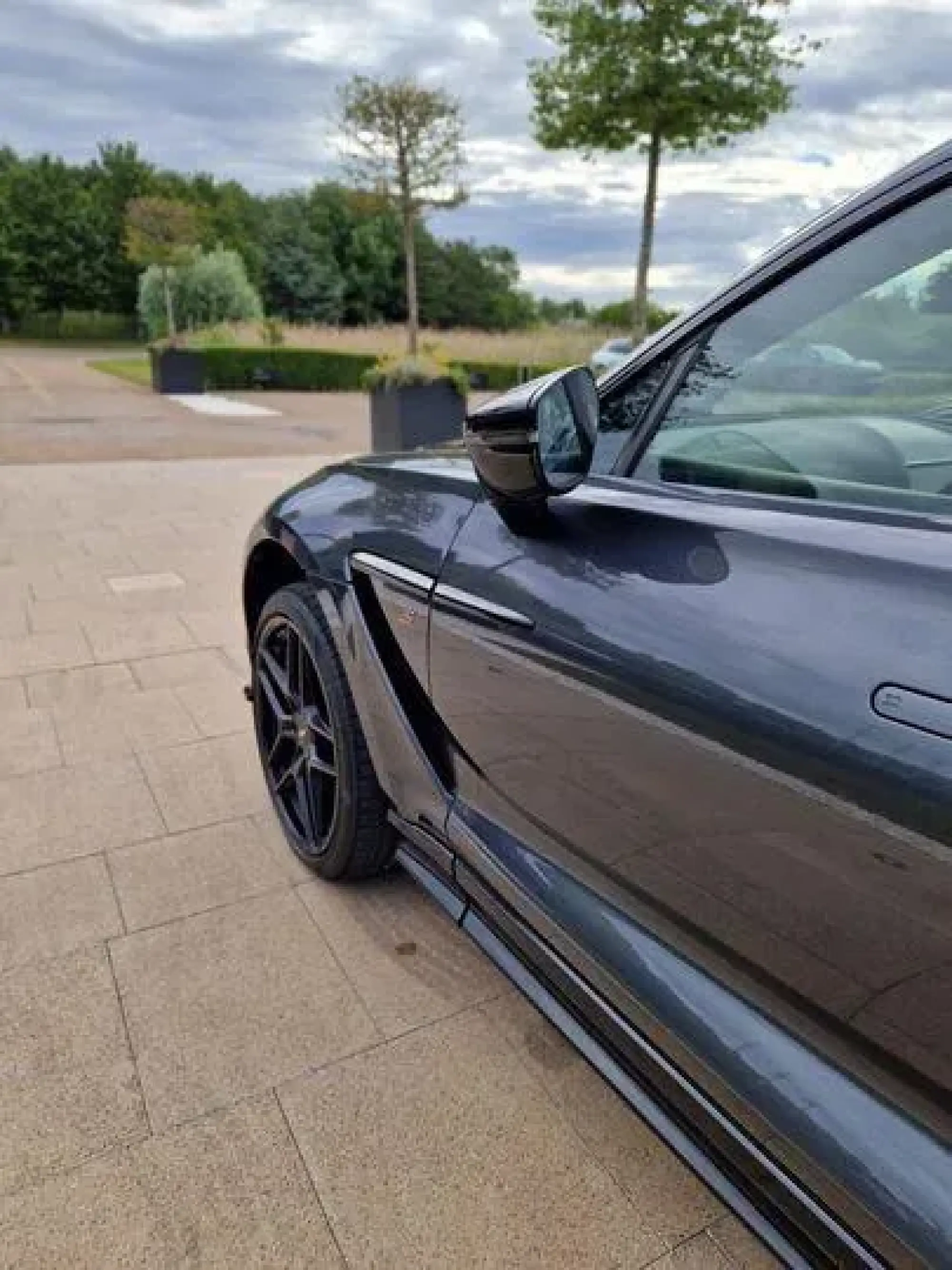 Aston Martin DBX Image 8