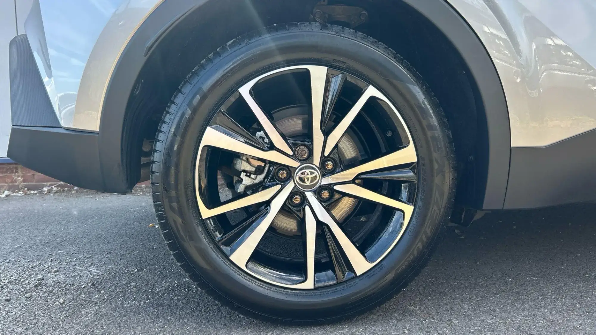 Toyota C-HR Self-Charging Hybrid Image 17 Toyota C-HR Self-Charging Hybrid Image 17