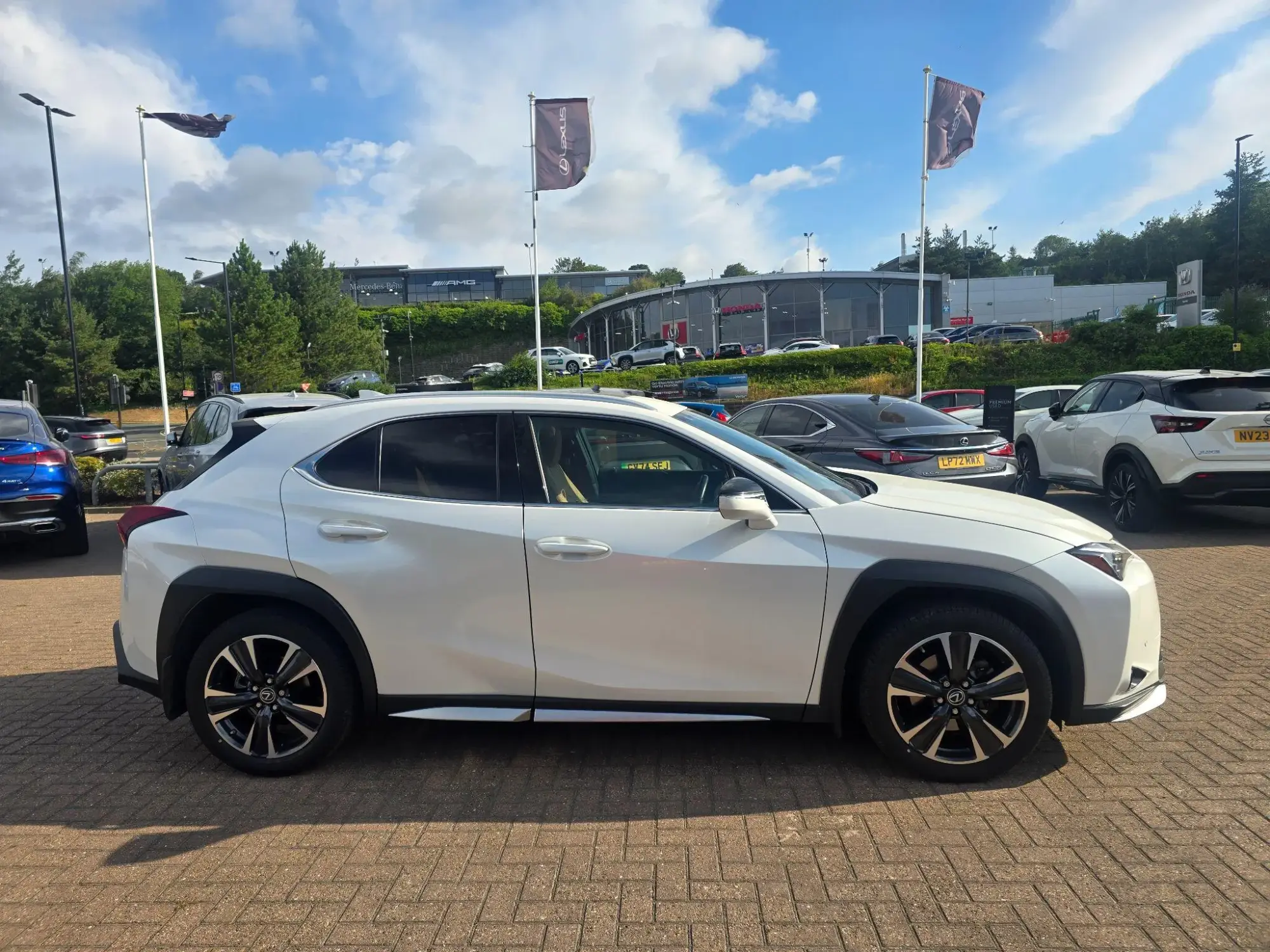 Lexus UX Self-Charging Hybrid 2.0h Premium Plus E-CVT Euro 6 (s/s) 5dr FV73MWF Image 2