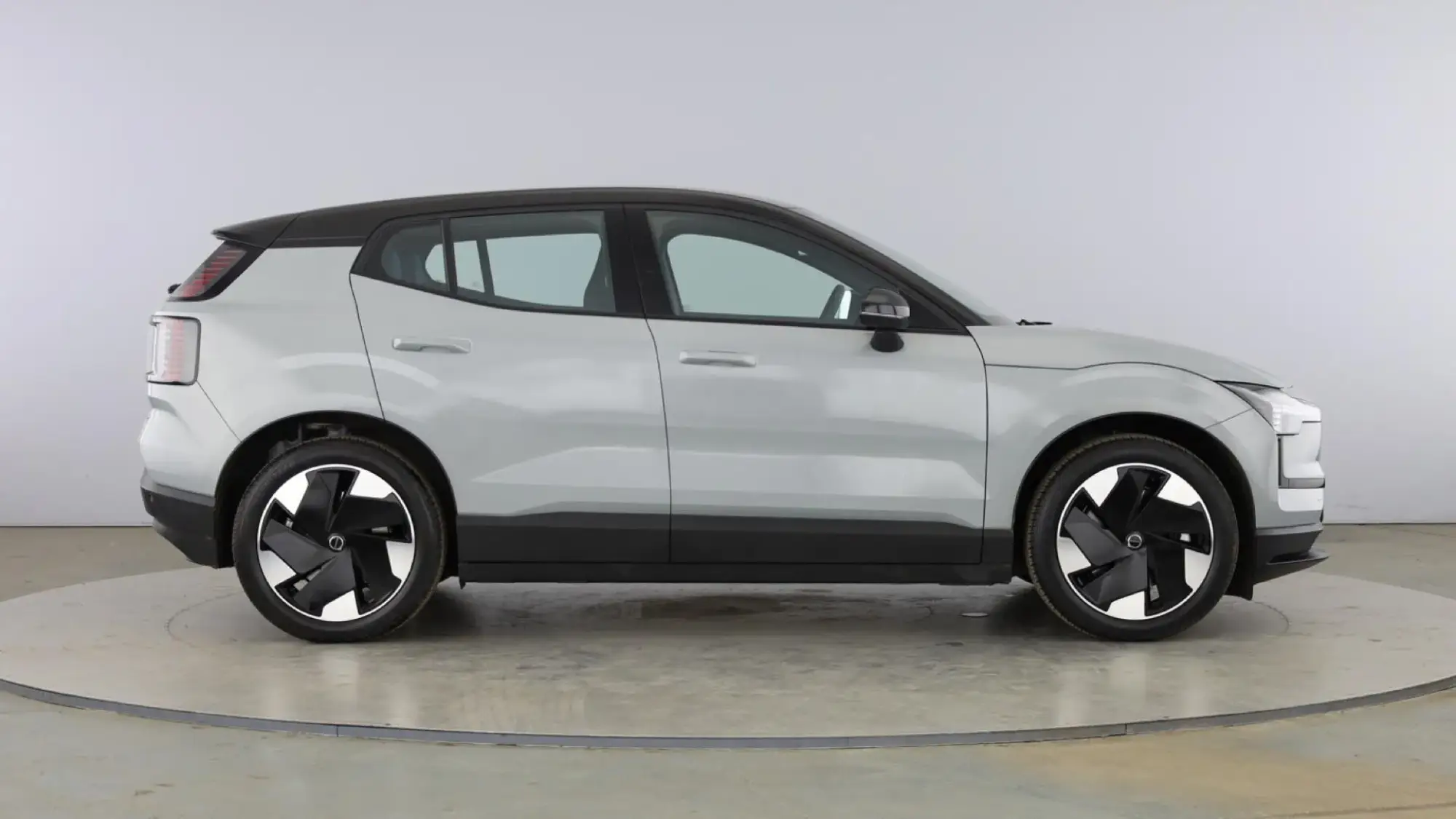 Volvo EX30 Twin Performance 69kWh Plus Auto AWD 5dr OW75UMR Image 2