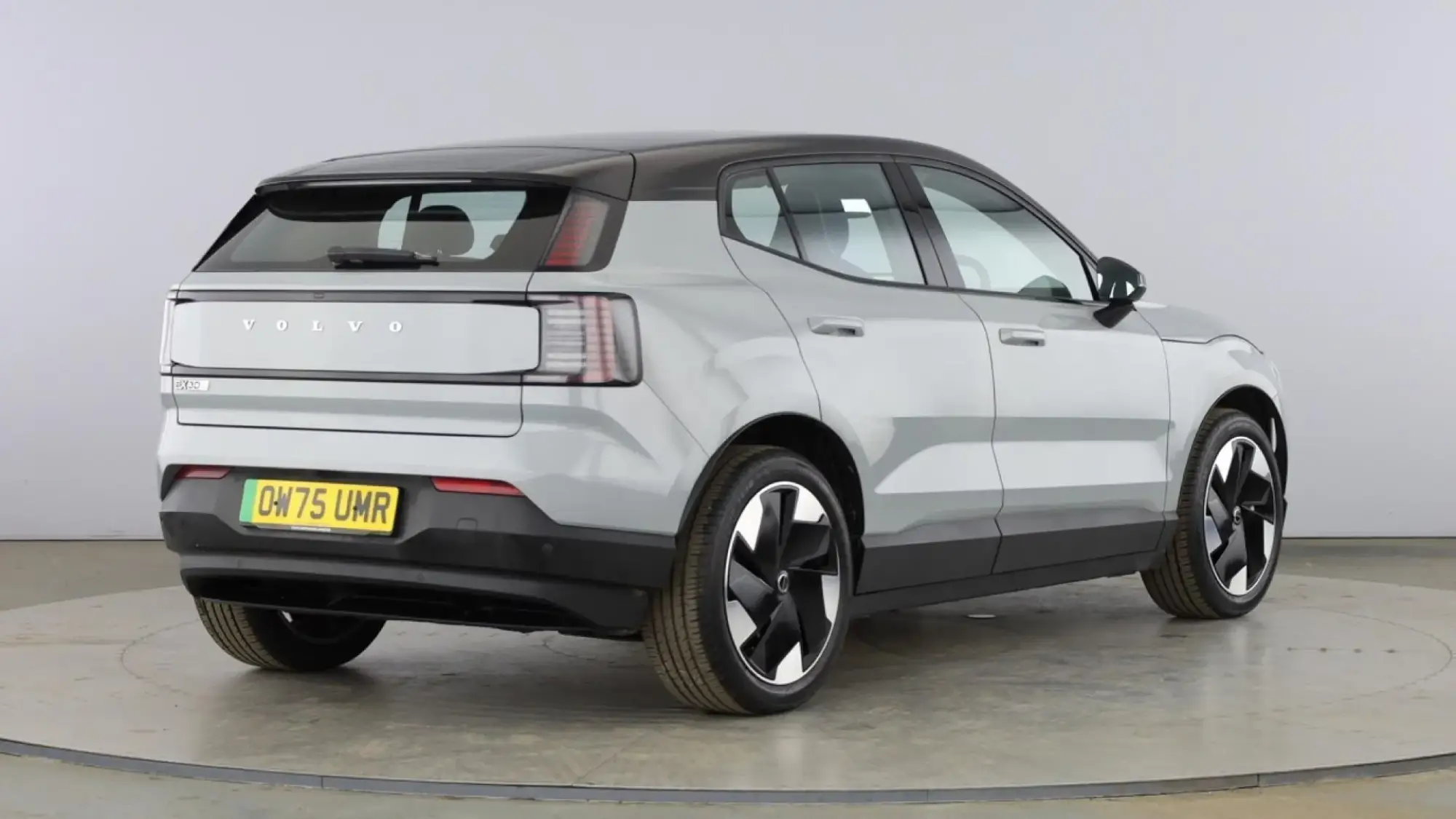 Volvo EX30 Twin Performance 69kWh Plus Auto AWD 5dr OW75UMR Image 3