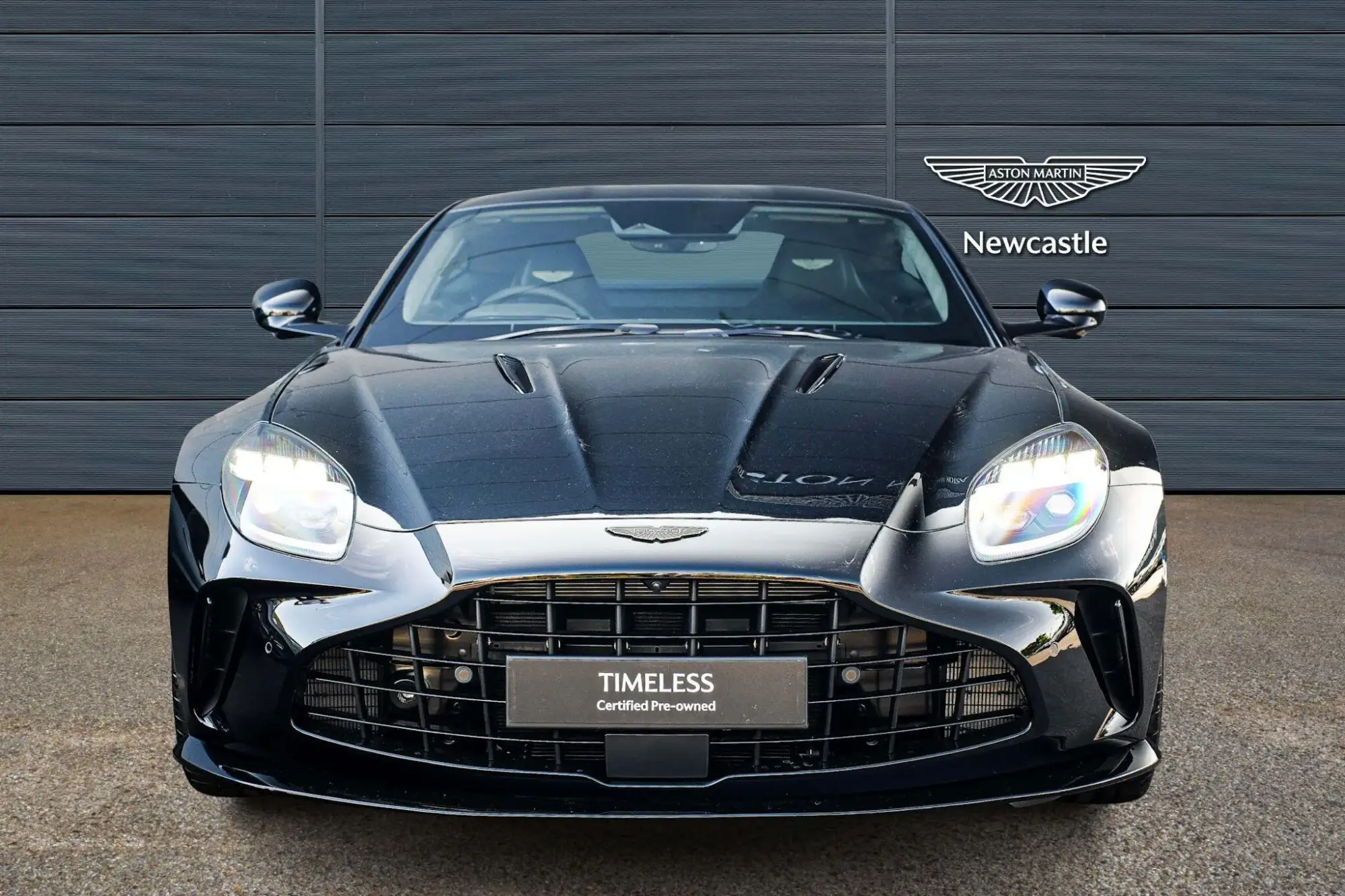 Aston Martin Vantage Image 2