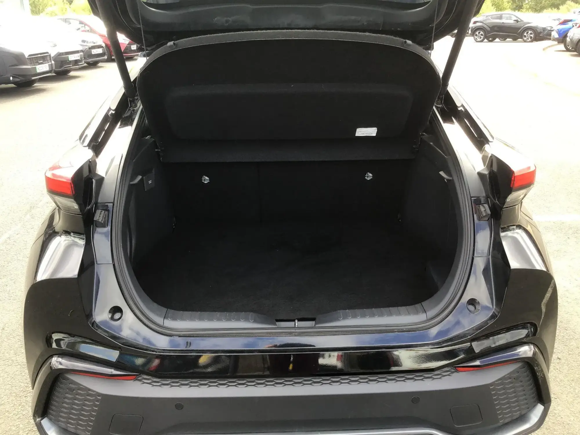 Toyota C-HR Plug-in Hybrid Image 16 Toyota C-HR Plug-in Hybrid Image 16