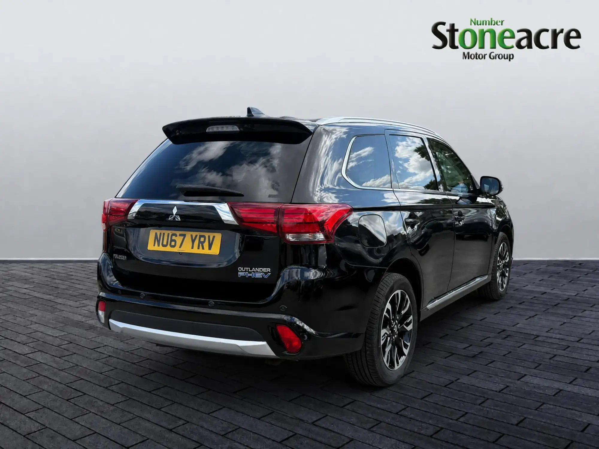Mitsubishi Outlander 2.0h 12kWh 5hs CVT 4WD Euro 6 (s/s) 5dr NU67YRV Image 3