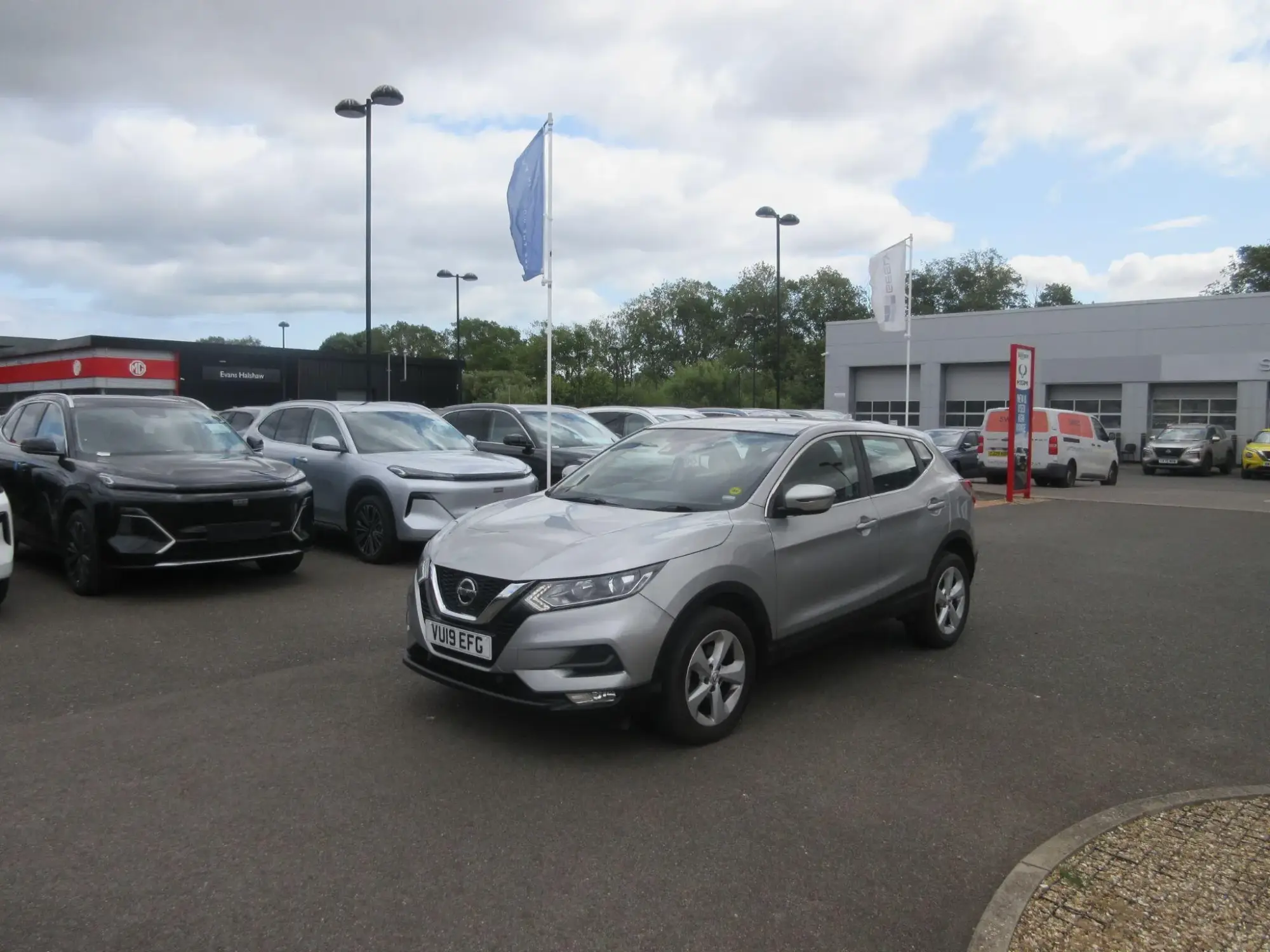 Nissan Qashqai 1.3 DiG-T Acenta Premium 5dr VU19EFG Image 3